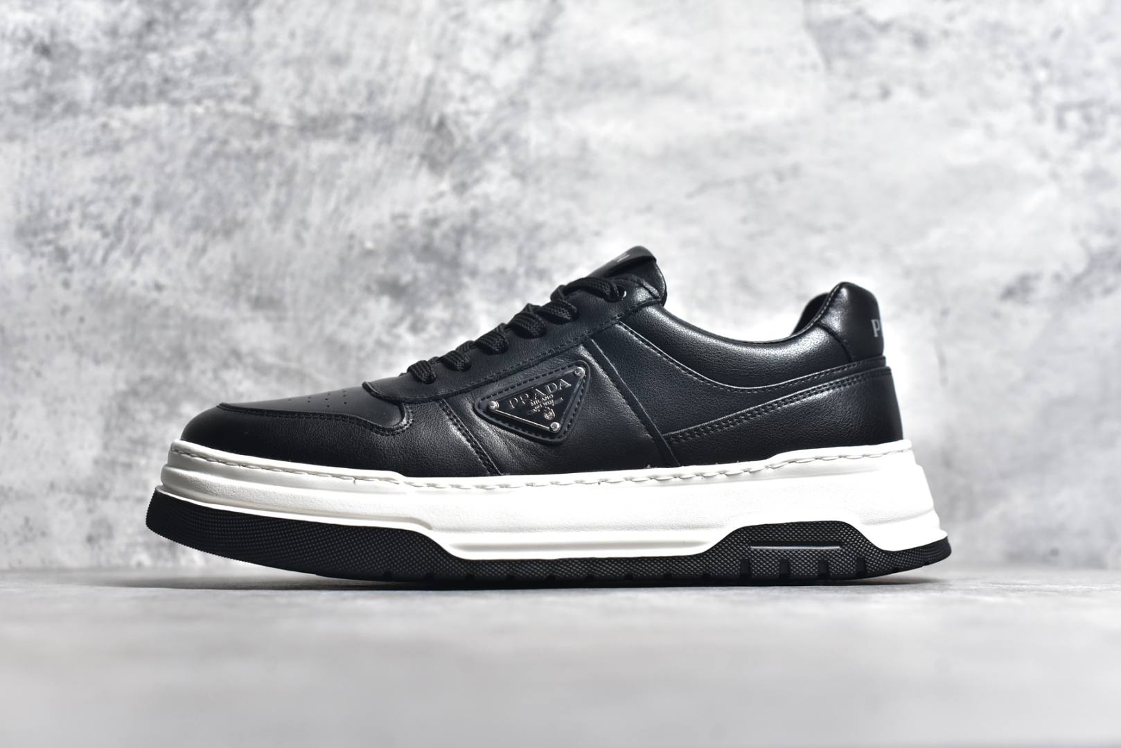#意大利高奢品牌·普拉达Prada Cloudbust Thunder Low Sneakers 老爹百搭休闲运动男鞋系列 #广东大厂品质 25ss早春新款 专柜同步 Prada Cloudbust Thunder运动鞋设计以雕塑感设计重新演绎PRADA男士风格，独具时尚个性风格。大气个性更潮更抢眼更追求档次，它将颠覆旧念，与您共度时尚潮人必备! 面料采用原版进口小牛皮 牛皮内里垫脚 橡胶发泡大底 轻便防滑耐磨 脚感舒适 款式耐看做工精细 配以简洁利落的鞋楦 彰显男人的果敢和硬朗 尺码：39-44（皮鞋码）-选品中心