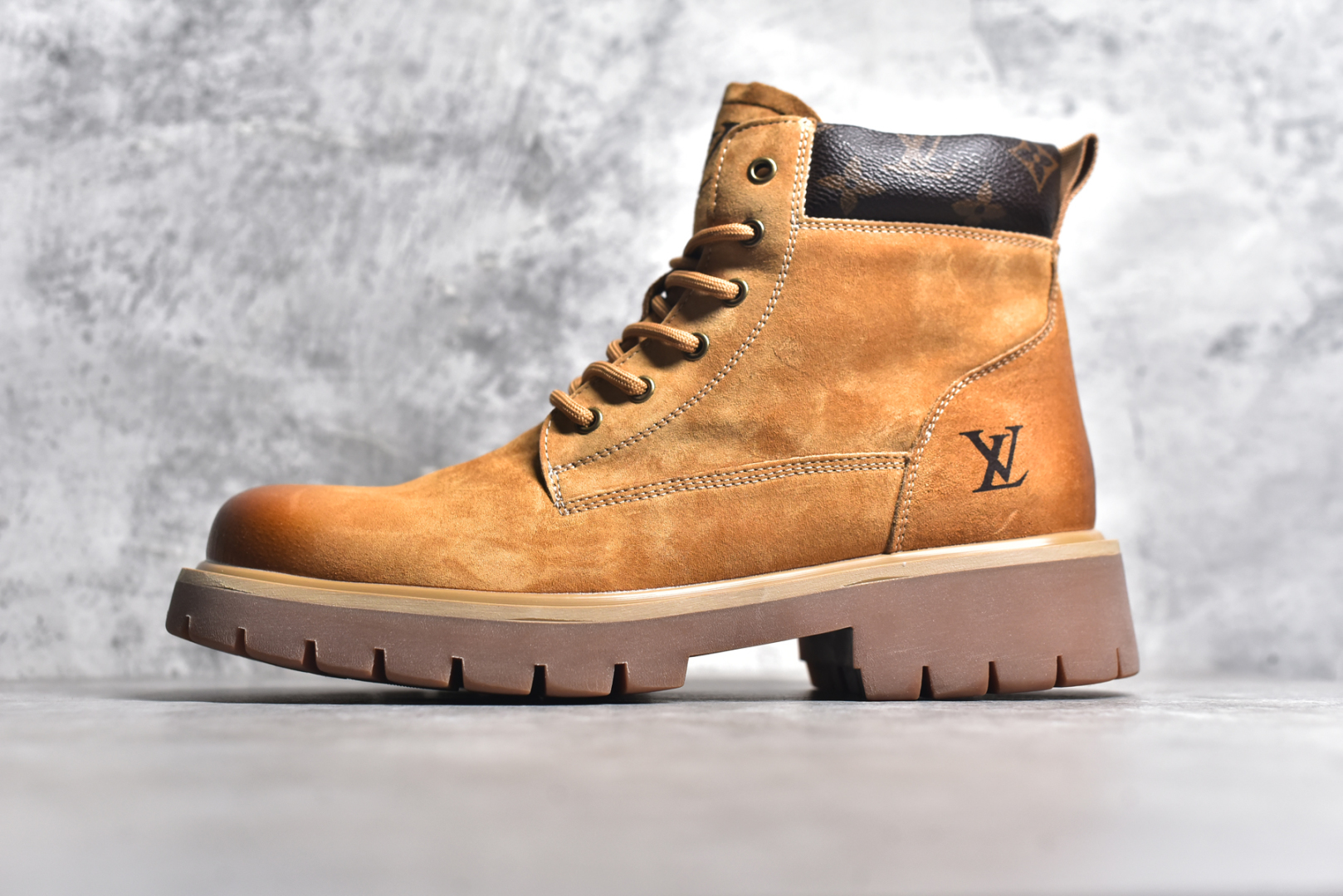 #Louis Vuitton 路易威登 LV 24ss秋冬新款休闲大黄靴 Pharrell Williams充分发挥了作为Louis Vuitton创意总监的角色 这款鞋重新定义了 6英寸大黄靴的经典设计 致敬1996年Grandmaster Flash经典黄靴造型 原厂五金鞋带扣 工艺全新升级 中山大厂代工 原单进口皮料 独立私模大底，正确logo， 原装一致头层磨砂皮 搭配经典老花领口 全新原厂包装鞋盒 市场独家供应 尺码：38-44（皮鞋码）-选品中心