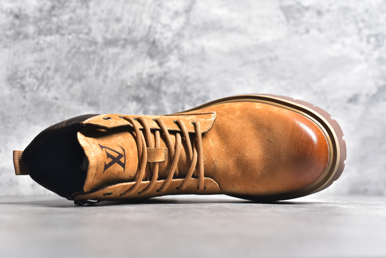 图片[4]-#Louis Vuitton 路易威登 LV 24ss秋冬新款休闲大黄靴 Pharrell Williams充分发挥了作为Louis Vuitton创意总监的角色 这款鞋重新定义了 6英寸大黄靴的经典设计 致敬1996年Grandmaster Flash经典黄靴造型 原厂五金鞋带扣 工艺全新升级 中山大厂代工 原单进口皮料 独立私模大底，正确logo， 原装一致头层磨砂皮 搭配经典老花领口 全新原厂包装鞋盒 市场独家供应 尺码：38-44（皮鞋码）-选品中心