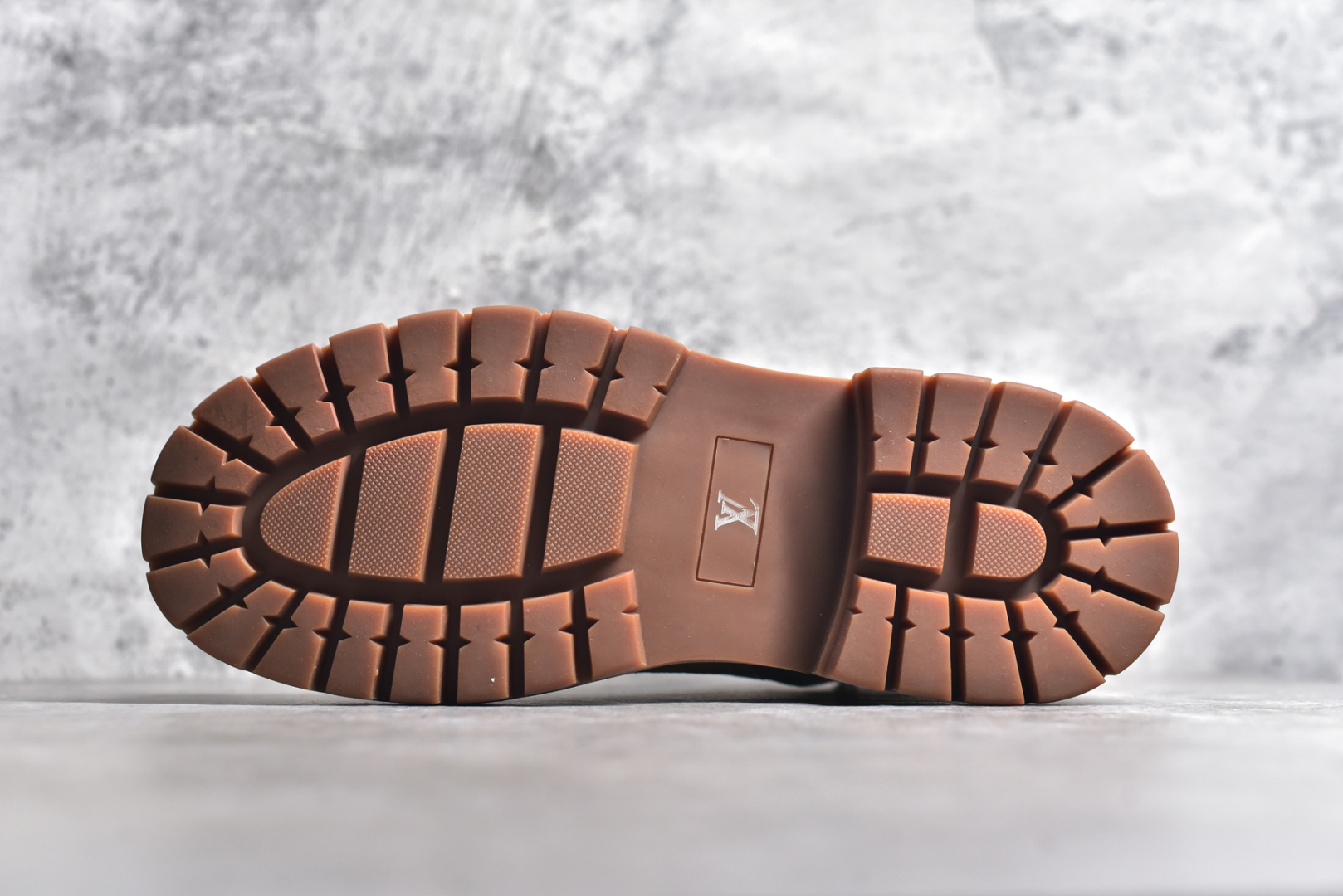图片[6]-#Louis Vuitton 路易威登 LV 24ss秋冬新款休闲大黄靴 Pharrell Williams充分发挥了作为Louis Vuitton创意总监的角色 这款鞋重新定义了 6英寸大黄靴的经典设计 致敬1996年Grandmaster Flash经典黄靴造型 原厂五金鞋带扣 工艺全新升级 中山大厂代工 原单进口皮料 独立私模大底，正确logo， 原装一致头层磨砂皮 搭配经典老花领口 全新原厂包装鞋盒 市场独家供应 尺码：38-44（皮鞋码）-选品中心