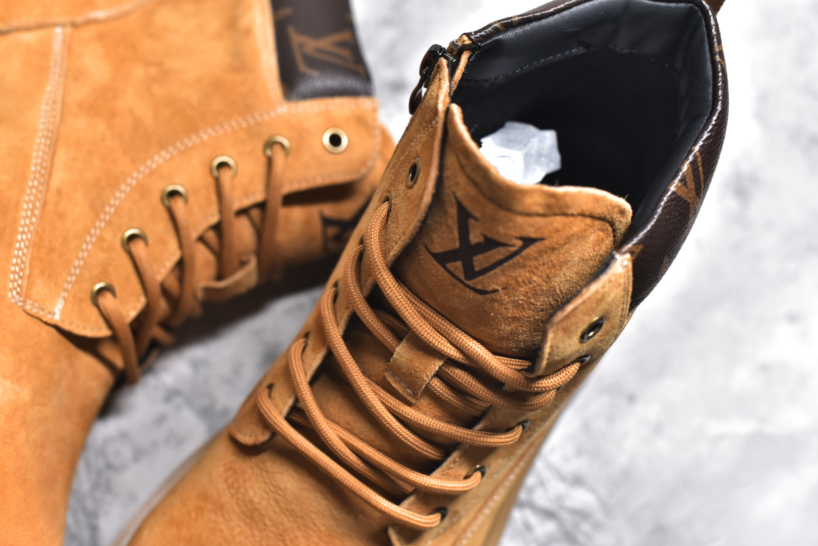 图片[9]-#Louis Vuitton 路易威登 LV 24ss秋冬新款休闲大黄靴 Pharrell Williams充分发挥了作为Louis Vuitton创意总监的角色 这款鞋重新定义了 6英寸大黄靴的经典设计 致敬1996年Grandmaster Flash经典黄靴造型 原厂五金鞋带扣 工艺全新升级 中山大厂代工 原单进口皮料 独立私模大底，正确logo， 原装一致头层磨砂皮 搭配经典老花领口 全新原厂包装鞋盒 市场独家供应 尺码：38-44（皮鞋码）-选品中心