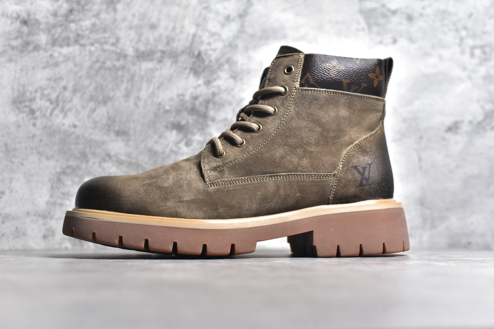 #Louis Vuitton 路易威登 LV 24ss秋冬新款休闲大黄靴 Pharrell Williams充分发挥了作为Louis Vuitton创意总监的角色 这款鞋重新定义了 6英寸大黄靴的经典设计 致敬1996年Grandmaster Flash经典黄靴造型 原厂五金鞋带扣 工艺全新升级 中山大厂代工 原单进口皮料 独立私模大底，正确logo， 原装一致头层磨砂皮 搭配经典老花领口 全新原厂包装鞋盒 市场独家供应 尺码：38-44（皮鞋码）-选品中心