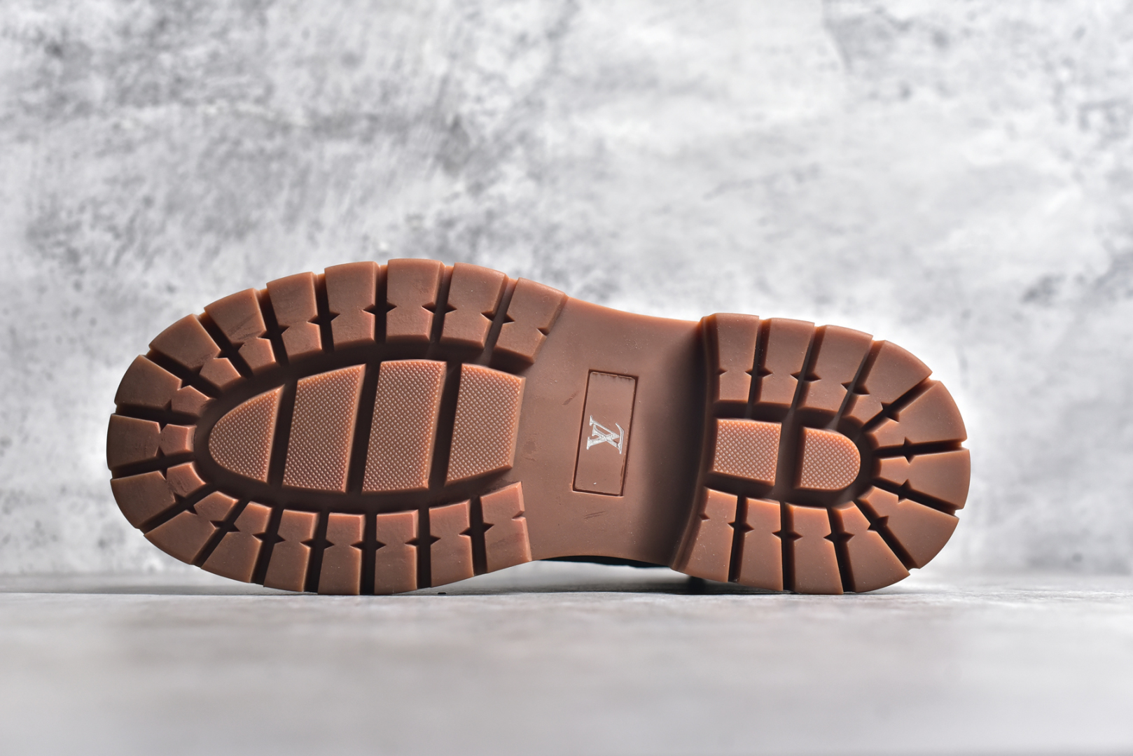 图片[6]-#Louis Vuitton 路易威登 LV 24ss秋冬新款休闲大黄靴 Pharrell Williams充分发挥了作为Louis Vuitton创意总监的角色 这款鞋重新定义了 6英寸大黄靴的经典设计 致敬1996年Grandmaster Flash经典黄靴造型 原厂五金鞋带扣 工艺全新升级 中山大厂代工 原单进口皮料 独立私模大底，正确logo， 原装一致头层磨砂皮 搭配经典老花领口 全新原厂包装鞋盒 市场独家供应 尺码：38-44（皮鞋码）-选品中心