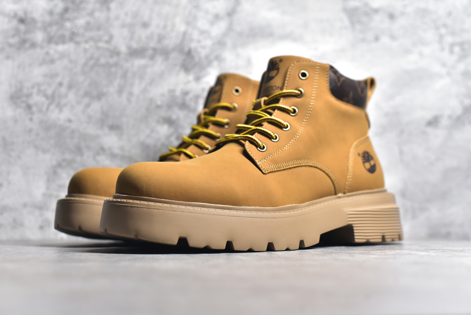 图片[2]-#LV x Timberland LV联名添柏岚大黄靴 顶奢流量品牌与时代经典的结合之作 #代购专供品质 高弹Modern 外置防滑橡塑发泡超轻大底 系带设计 穿脱十分方便 采用TPU模压定型真皮鞋面材质#EVA轻翼科技外底具有防滑,耐磨和良好的弹性 Pharrell Williams充分发挥了作为Louis Vuitton创意总监的角色 这款鞋重新定义了 6英寸大黄靴的经典设计 致敬1996年Grandmaster Flash经典黄靴造型 原厂五金鞋带扣 工艺全新升级 中山大厂代工 原单进口皮料 独立私模大底，正确logo， 原装一致头层磨砂皮 搭配经典老花领口 全新原厂包装鞋盒 市场独家供应 尺码：38-44（皮鞋码）-选品中心