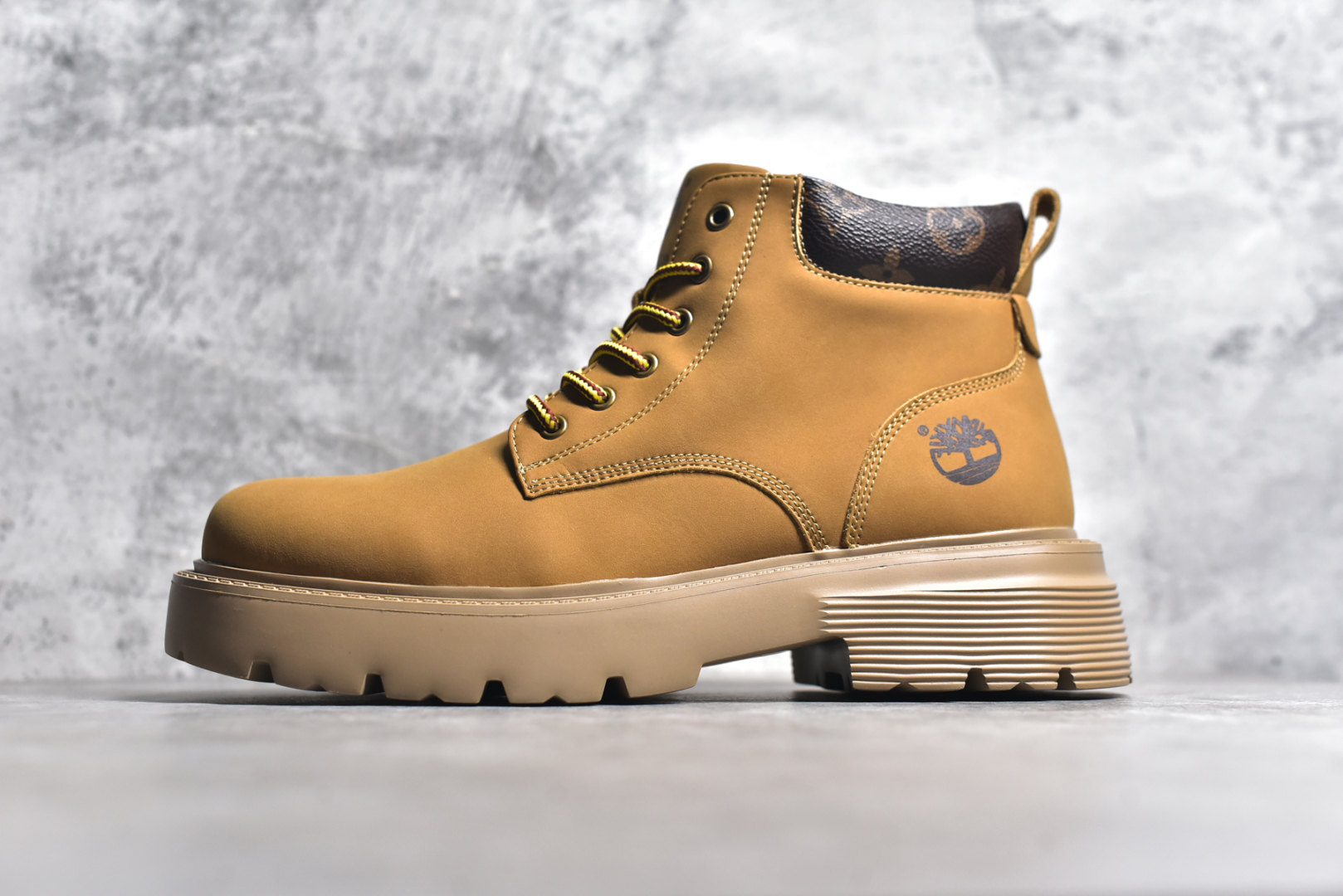 #LV x Timberland LV联名添柏岚大黄靴 顶奢流量品牌与时代经典的结合之作 #代购专供品质 高弹Modern 外置防滑橡塑发泡超轻大底 系带设计 穿脱十分方便 采用TPU模压定型真皮鞋面材质#EVA轻翼科技外底具有防滑,耐磨和良好的弹性 Pharrell Williams充分发挥了作为Louis Vuitton创意总监的角色 这款鞋重新定义了 6英寸大黄靴的经典设计 致敬1996年Grandmaster Flash经典黄靴造型 原厂五金鞋带扣 工艺全新升级 中山大厂代工 原单进口皮料 独立私模大底，正确logo， 原装一致头层磨砂皮 搭配经典老花领口 全新原厂包装鞋盒 市场独家供应 尺码：38-44（皮鞋码）-选品中心