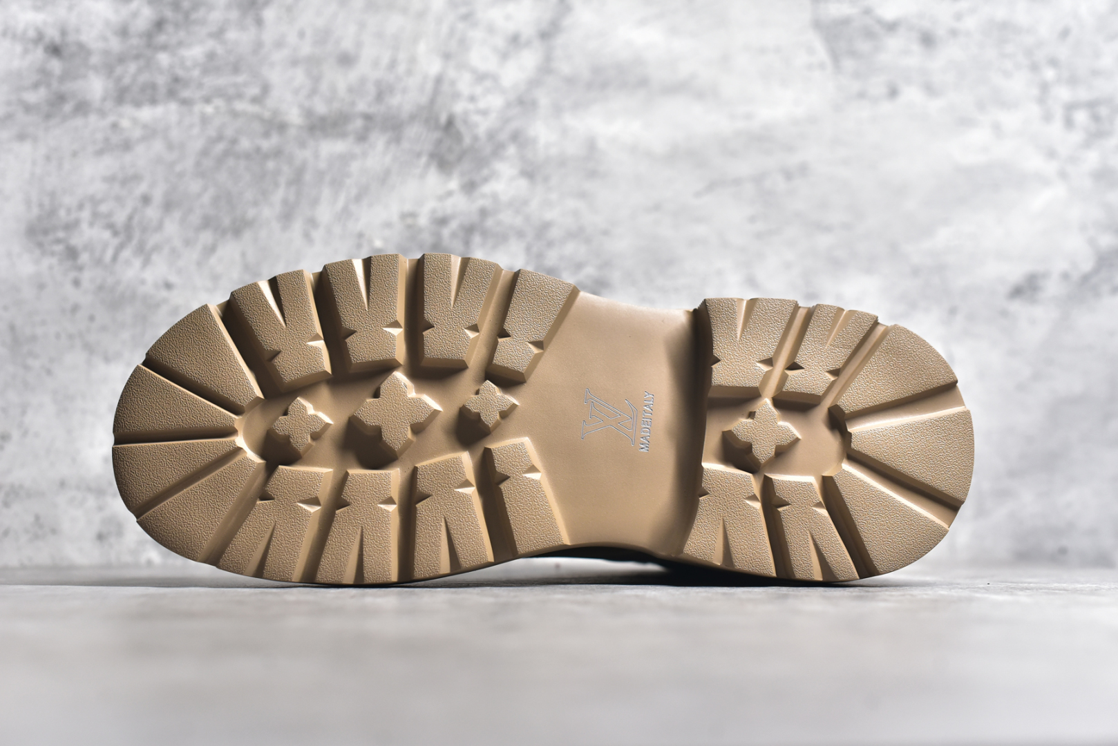 图片[6]-#LV x Timberland LV联名添柏岚大黄靴 顶奢流量品牌与时代经典的结合之作 #代购专供品质 高弹Modern 外置防滑橡塑发泡超轻大底 系带设计 穿脱十分方便 采用TPU模压定型真皮鞋面材质#EVA轻翼科技外底具有防滑,耐磨和良好的弹性 Pharrell Williams充分发挥了作为Louis Vuitton创意总监的角色 这款鞋重新定义了 6英寸大黄靴的经典设计 致敬1996年Grandmaster Flash经典黄靴造型 原厂五金鞋带扣 工艺全新升级 中山大厂代工 原单进口皮料 独立私模大底，正确logo， 原装一致头层磨砂皮 搭配经典老花领口 全新原厂包装鞋盒 市场独家供应 尺码：38-44（皮鞋码）-选品中心