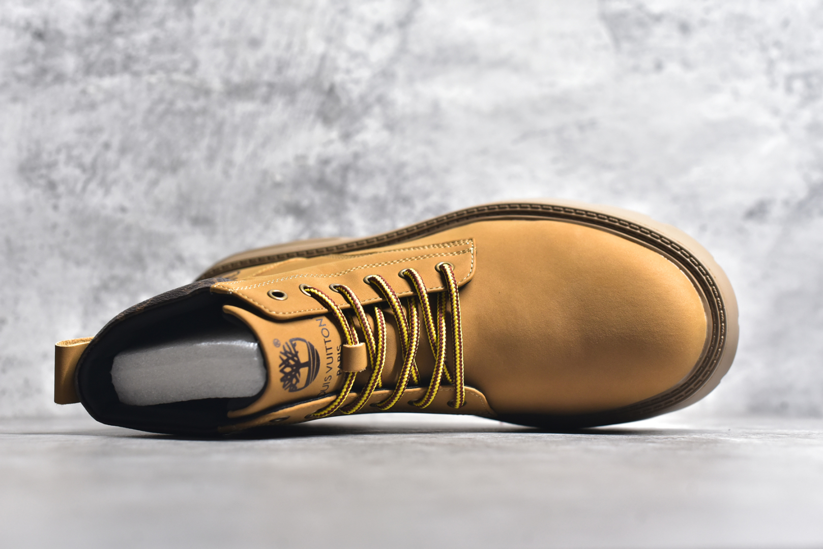 图片[4]-#LV x Timberland LV联名添柏岚大黄靴 顶奢流量品牌与时代经典的结合之作 #代购专供品质 高弹Modern 外置防滑橡塑发泡超轻大底 系带设计 穿脱十分方便 采用TPU模压定型真皮鞋面材质#EVA轻翼科技外底具有防滑,耐磨和良好的弹性 Pharrell Williams充分发挥了作为Louis Vuitton创意总监的角色 这款鞋重新定义了 6英寸大黄靴的经典设计 致敬1996年Grandmaster Flash经典黄靴造型 原厂五金鞋带扣 工艺全新升级 中山大厂代工 原单进口皮料 独立私模大底，正确logo， 原装一致头层磨砂皮 搭配经典老花领口 全新原厂包装鞋盒 市场独家供应 尺码：38-44（皮鞋码）-选品中心