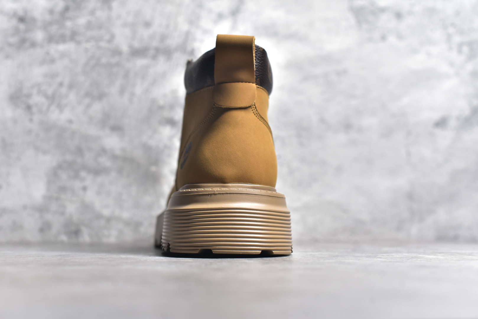 图片[5]-#LV x Timberland LV联名添柏岚大黄靴 顶奢流量品牌与时代经典的结合之作 #代购专供品质 高弹Modern 外置防滑橡塑发泡超轻大底 系带设计 穿脱十分方便 采用TPU模压定型真皮鞋面材质#EVA轻翼科技外底具有防滑,耐磨和良好的弹性 Pharrell Williams充分发挥了作为Louis Vuitton创意总监的角色 这款鞋重新定义了 6英寸大黄靴的经典设计 致敬1996年Grandmaster Flash经典黄靴造型 原厂五金鞋带扣 工艺全新升级 中山大厂代工 原单进口皮料 独立私模大底，正确logo， 原装一致头层磨砂皮 搭配经典老花领口 全新原厂包装鞋盒 市场独家供应 尺码：38-44（皮鞋码）-选品中心