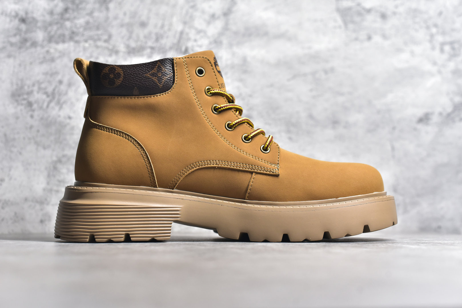 图片[3]-#LV x Timberland LV联名添柏岚大黄靴 顶奢流量品牌与时代经典的结合之作 #代购专供品质 高弹Modern 外置防滑橡塑发泡超轻大底 系带设计 穿脱十分方便 采用TPU模压定型真皮鞋面材质#EVA轻翼科技外底具有防滑,耐磨和良好的弹性 Pharrell Williams充分发挥了作为Louis Vuitton创意总监的角色 这款鞋重新定义了 6英寸大黄靴的经典设计 致敬1996年Grandmaster Flash经典黄靴造型 原厂五金鞋带扣 工艺全新升级 中山大厂代工 原单进口皮料 独立私模大底，正确logo， 原装一致头层磨砂皮 搭配经典老花领口 全新原厂包装鞋盒 市场独家供应 尺码：38-44（皮鞋码）-选品中心