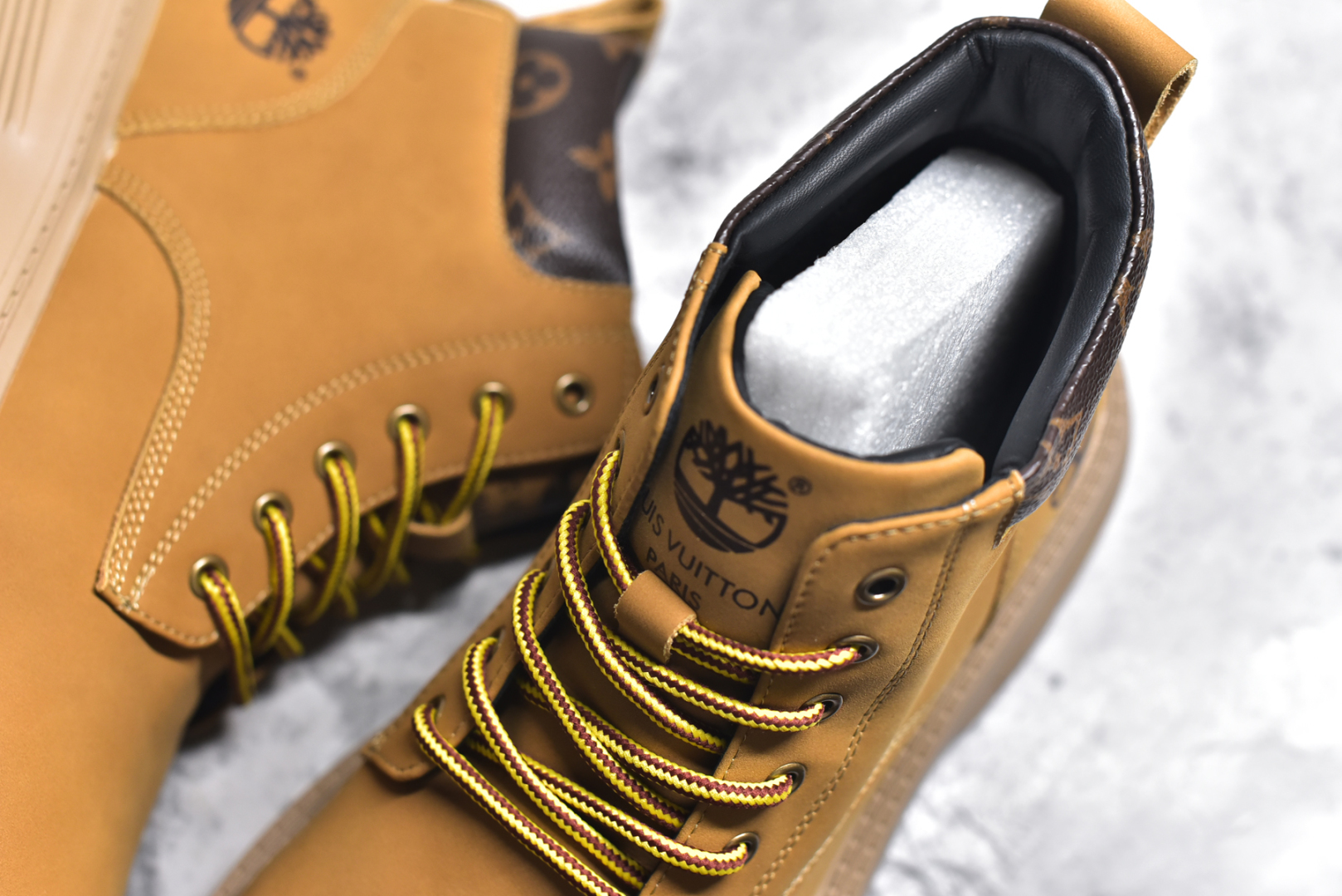 图片[9]-#LV x Timberland LV联名添柏岚大黄靴 顶奢流量品牌与时代经典的结合之作 #代购专供品质 高弹Modern 外置防滑橡塑发泡超轻大底 系带设计 穿脱十分方便 采用TPU模压定型真皮鞋面材质#EVA轻翼科技外底具有防滑,耐磨和良好的弹性 Pharrell Williams充分发挥了作为Louis Vuitton创意总监的角色 这款鞋重新定义了 6英寸大黄靴的经典设计 致敬1996年Grandmaster Flash经典黄靴造型 原厂五金鞋带扣 工艺全新升级 中山大厂代工 原单进口皮料 独立私模大底，正确logo， 原装一致头层磨砂皮 搭配经典老花领口 全新原厂包装鞋盒 市场独家供应 尺码：38-44（皮鞋码）-选品中心