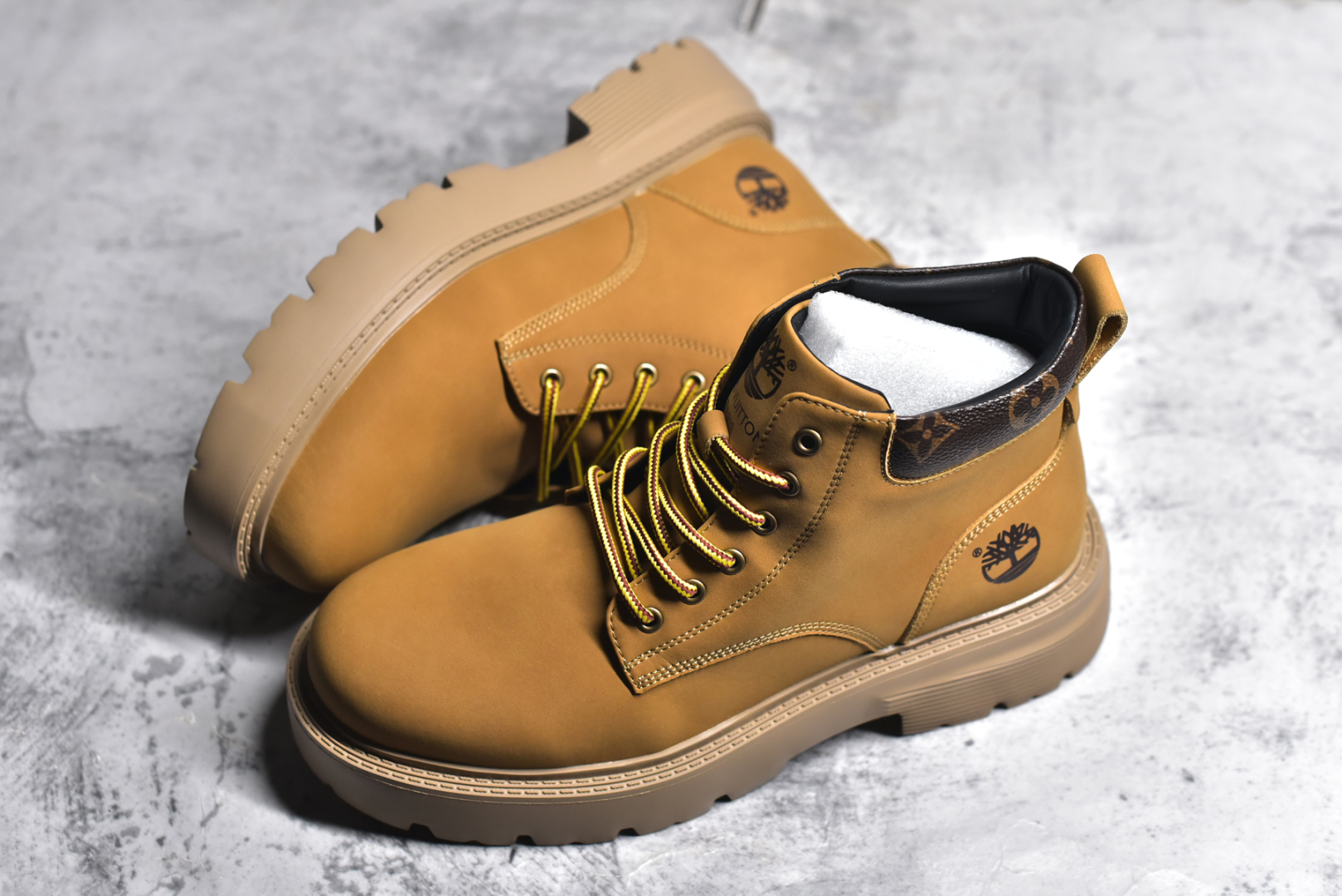 图片[7]-#LV x Timberland LV联名添柏岚大黄靴 顶奢流量品牌与时代经典的结合之作 #代购专供品质 高弹Modern 外置防滑橡塑发泡超轻大底 系带设计 穿脱十分方便 采用TPU模压定型真皮鞋面材质#EVA轻翼科技外底具有防滑,耐磨和良好的弹性 Pharrell Williams充分发挥了作为Louis Vuitton创意总监的角色 这款鞋重新定义了 6英寸大黄靴的经典设计 致敬1996年Grandmaster Flash经典黄靴造型 原厂五金鞋带扣 工艺全新升级 中山大厂代工 原单进口皮料 独立私模大底，正确logo， 原装一致头层磨砂皮 搭配经典老花领口 全新原厂包装鞋盒 市场独家供应 尺码：38-44（皮鞋码）-选品中心