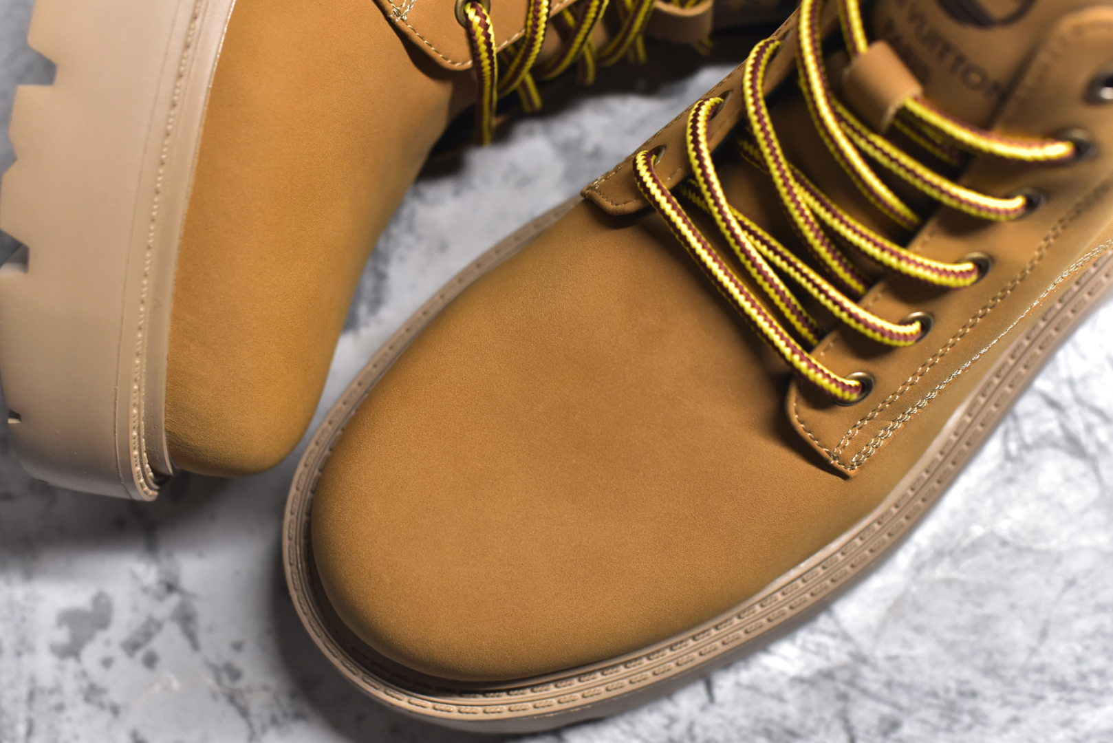 图片[8]-#LV x Timberland LV联名添柏岚大黄靴 顶奢流量品牌与时代经典的结合之作 #代购专供品质 高弹Modern 外置防滑橡塑发泡超轻大底 系带设计 穿脱十分方便 采用TPU模压定型真皮鞋面材质#EVA轻翼科技外底具有防滑,耐磨和良好的弹性 Pharrell Williams充分发挥了作为Louis Vuitton创意总监的角色 这款鞋重新定义了 6英寸大黄靴的经典设计 致敬1996年Grandmaster Flash经典黄靴造型 原厂五金鞋带扣 工艺全新升级 中山大厂代工 原单进口皮料 独立私模大底，正确logo， 原装一致头层磨砂皮 搭配经典老花领口 全新原厂包装鞋盒 市场独家供应 尺码：38-44（皮鞋码）-选品中心