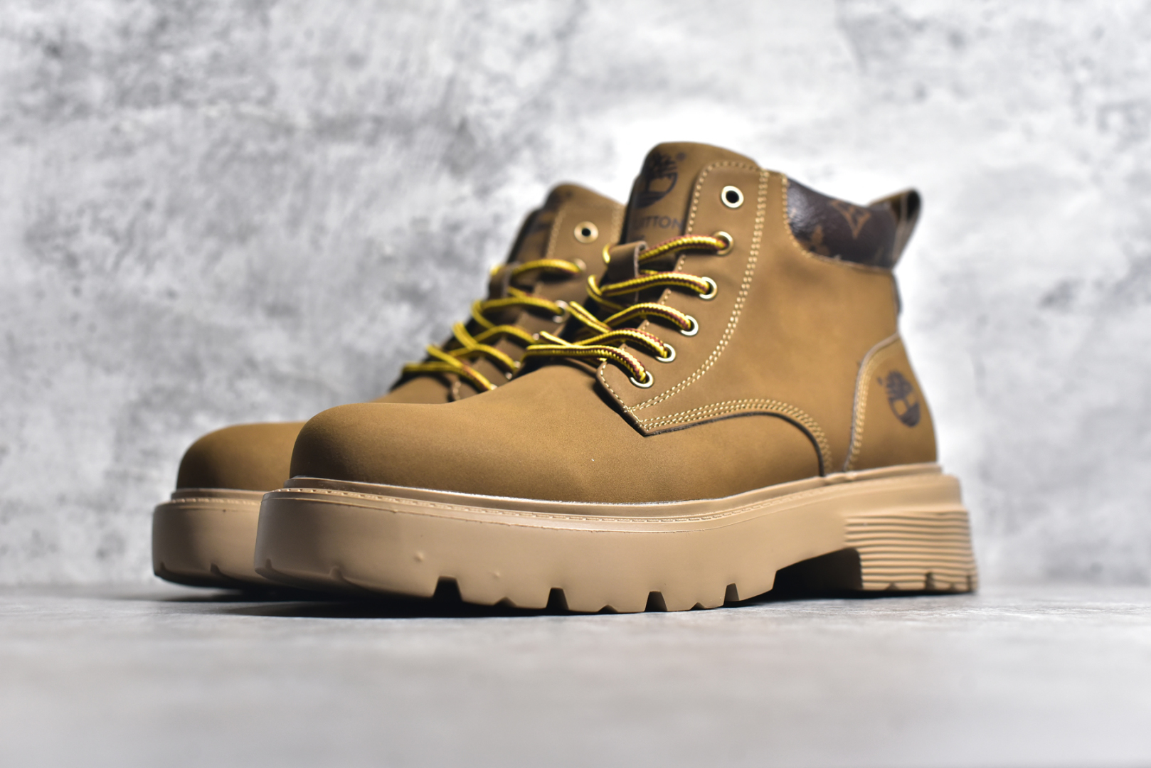 图片[2]-#LV x Timberland LV联名添柏岚大黄靴 顶奢流量品牌与时代经典的结合之作 #代购专供品质 高弹Modern 外置防滑橡塑发泡超轻大底 系带设计 穿脱十分方便 采用TPU模压定型真皮鞋面材质#EVA轻翼科技外底具有防滑,耐磨和良好的弹性 Pharrell Williams充分发挥了作为Louis Vuitton创意总监的角色 这款鞋重新定义了 6英寸大黄靴的经典设计 致敬1996年Grandmaster Flash经典黄靴造型 原厂五金鞋带扣 工艺全新升级 中山大厂代工 原单进口皮料 独立私模大底，正确logo， 原装一致头层磨砂皮 搭配经典老花领口 全新原厂包装鞋盒 市场独家供应 尺码：38-44（皮鞋码）-选品中心