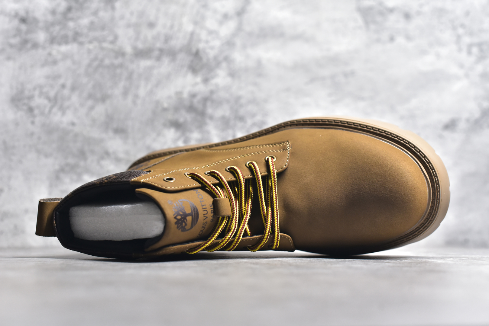 图片[4]-#LV x Timberland LV联名添柏岚大黄靴 顶奢流量品牌与时代经典的结合之作 #代购专供品质 高弹Modern 外置防滑橡塑发泡超轻大底 系带设计 穿脱十分方便 采用TPU模压定型真皮鞋面材质#EVA轻翼科技外底具有防滑,耐磨和良好的弹性 Pharrell Williams充分发挥了作为Louis Vuitton创意总监的角色 这款鞋重新定义了 6英寸大黄靴的经典设计 致敬1996年Grandmaster Flash经典黄靴造型 原厂五金鞋带扣 工艺全新升级 中山大厂代工 原单进口皮料 独立私模大底，正确logo， 原装一致头层磨砂皮 搭配经典老花领口 全新原厂包装鞋盒 市场独家供应 尺码：38-44（皮鞋码）-选品中心
