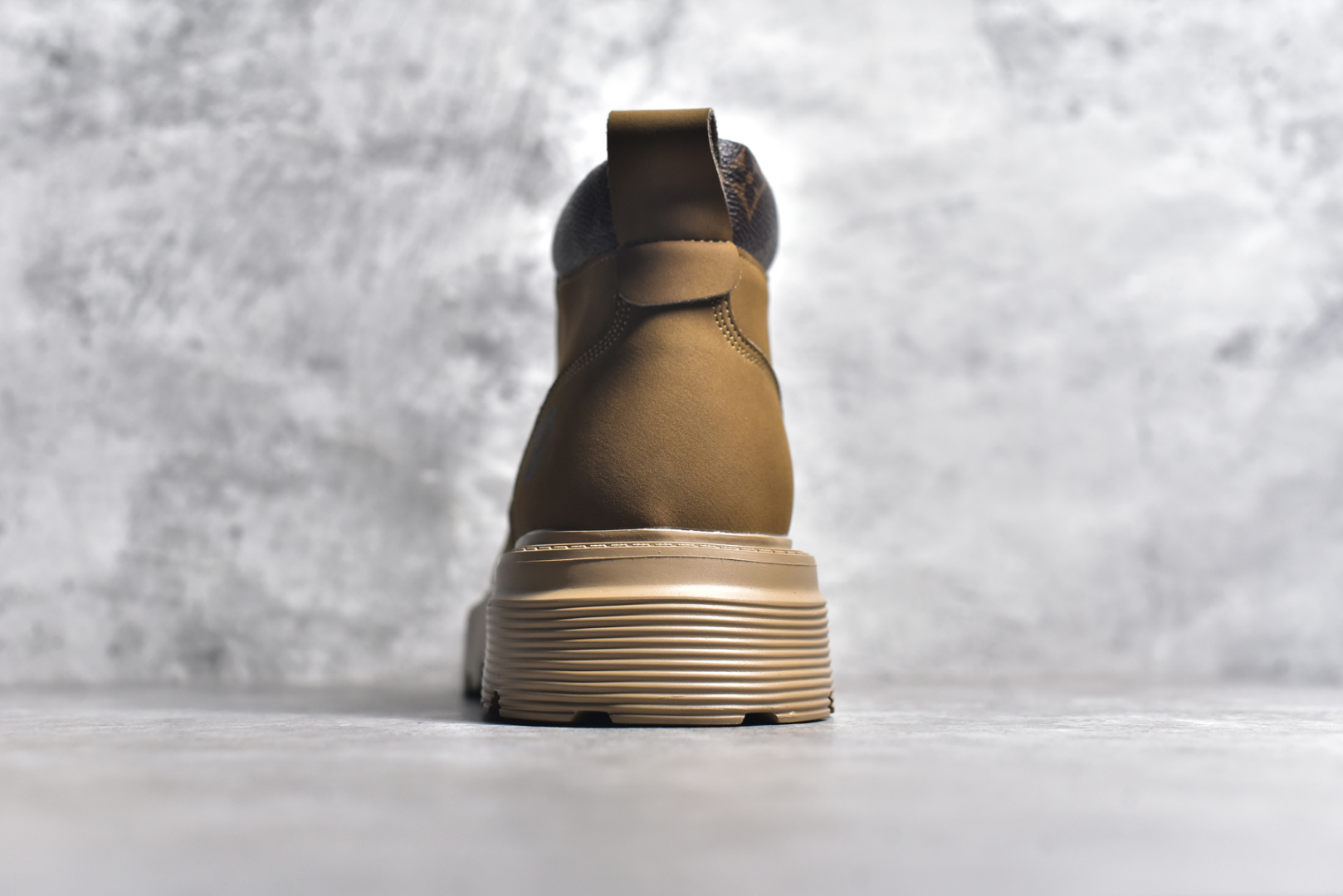图片[5]-#LV x Timberland LV联名添柏岚大黄靴 顶奢流量品牌与时代经典的结合之作 #代购专供品质 高弹Modern 外置防滑橡塑发泡超轻大底 系带设计 穿脱十分方便 采用TPU模压定型真皮鞋面材质#EVA轻翼科技外底具有防滑,耐磨和良好的弹性 Pharrell Williams充分发挥了作为Louis Vuitton创意总监的角色 这款鞋重新定义了 6英寸大黄靴的经典设计 致敬1996年Grandmaster Flash经典黄靴造型 原厂五金鞋带扣 工艺全新升级 中山大厂代工 原单进口皮料 独立私模大底，正确logo， 原装一致头层磨砂皮 搭配经典老花领口 全新原厂包装鞋盒 市场独家供应 尺码：38-44（皮鞋码）-选品中心