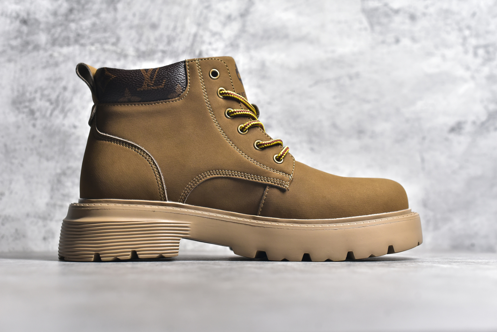 图片[3]-#LV x Timberland LV联名添柏岚大黄靴 顶奢流量品牌与时代经典的结合之作 #代购专供品质 高弹Modern 外置防滑橡塑发泡超轻大底 系带设计 穿脱十分方便 采用TPU模压定型真皮鞋面材质#EVA轻翼科技外底具有防滑,耐磨和良好的弹性 Pharrell Williams充分发挥了作为Louis Vuitton创意总监的角色 这款鞋重新定义了 6英寸大黄靴的经典设计 致敬1996年Grandmaster Flash经典黄靴造型 原厂五金鞋带扣 工艺全新升级 中山大厂代工 原单进口皮料 独立私模大底，正确logo， 原装一致头层磨砂皮 搭配经典老花领口 全新原厂包装鞋盒 市场独家供应 尺码：38-44（皮鞋码）-选品中心
