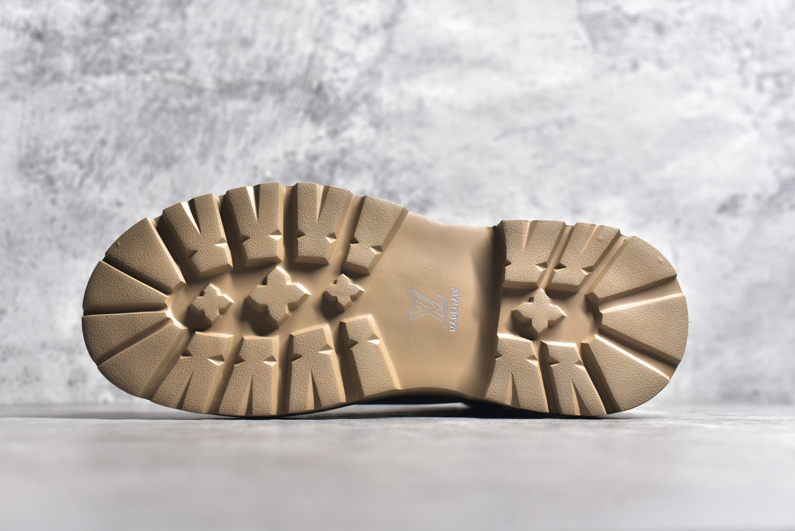 图片[6]-#LV x Timberland LV联名添柏岚大黄靴 顶奢流量品牌与时代经典的结合之作 #代购专供品质 高弹Modern 外置防滑橡塑发泡超轻大底 系带设计 穿脱十分方便 采用TPU模压定型真皮鞋面材质#EVA轻翼科技外底具有防滑,耐磨和良好的弹性 Pharrell Williams充分发挥了作为Louis Vuitton创意总监的角色 这款鞋重新定义了 6英寸大黄靴的经典设计 致敬1996年Grandmaster Flash经典黄靴造型 原厂五金鞋带扣 工艺全新升级 中山大厂代工 原单进口皮料 独立私模大底，正确logo， 原装一致头层磨砂皮 搭配经典老花领口 全新原厂包装鞋盒 市场独家供应 尺码：38-44（皮鞋码）-选品中心