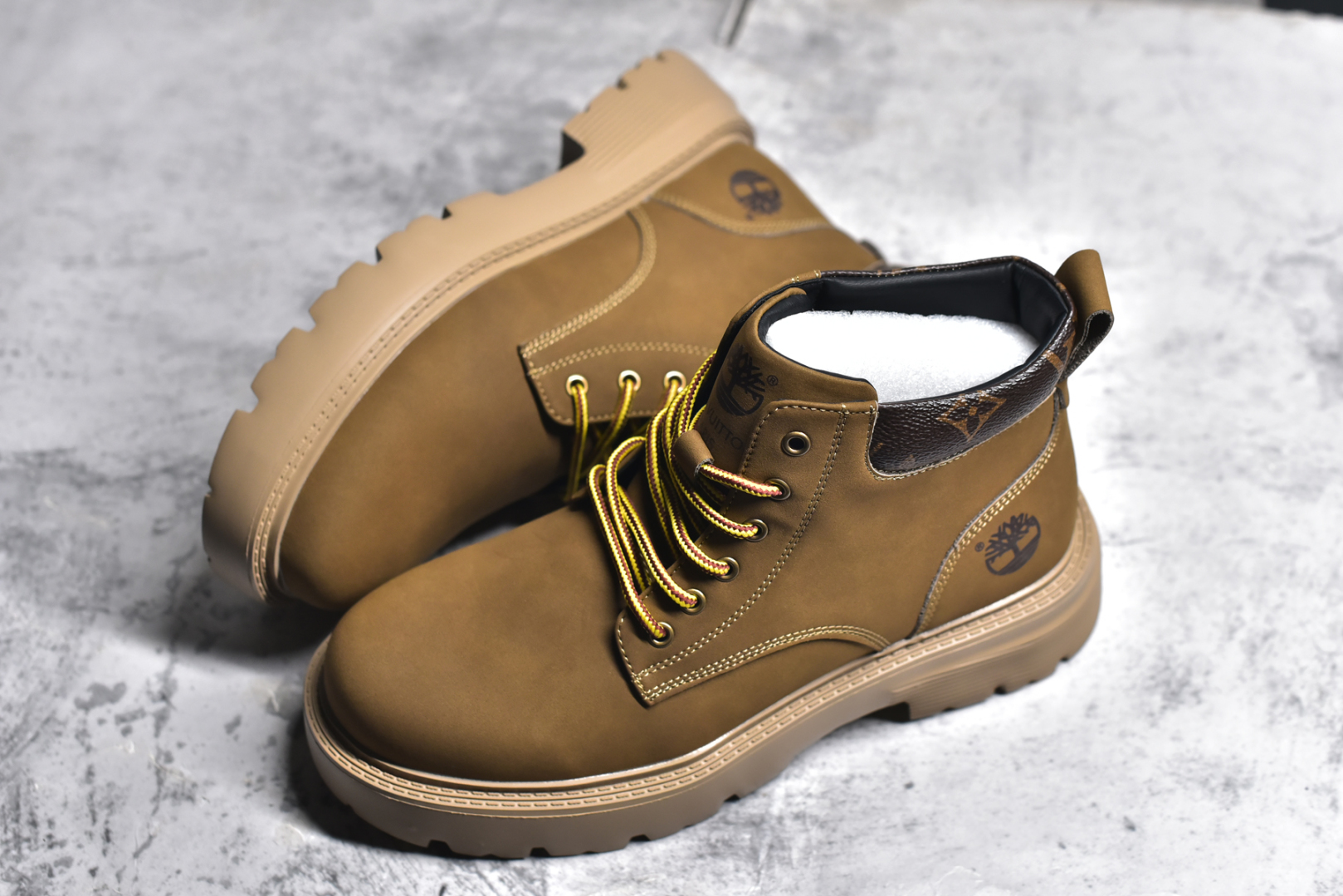图片[7]-#LV x Timberland LV联名添柏岚大黄靴 顶奢流量品牌与时代经典的结合之作 #代购专供品质 高弹Modern 外置防滑橡塑发泡超轻大底 系带设计 穿脱十分方便 采用TPU模压定型真皮鞋面材质#EVA轻翼科技外底具有防滑,耐磨和良好的弹性 Pharrell Williams充分发挥了作为Louis Vuitton创意总监的角色 这款鞋重新定义了 6英寸大黄靴的经典设计 致敬1996年Grandmaster Flash经典黄靴造型 原厂五金鞋带扣 工艺全新升级 中山大厂代工 原单进口皮料 独立私模大底，正确logo， 原装一致头层磨砂皮 搭配经典老花领口 全新原厂包装鞋盒 市场独家供应 尺码：38-44（皮鞋码）-选品中心