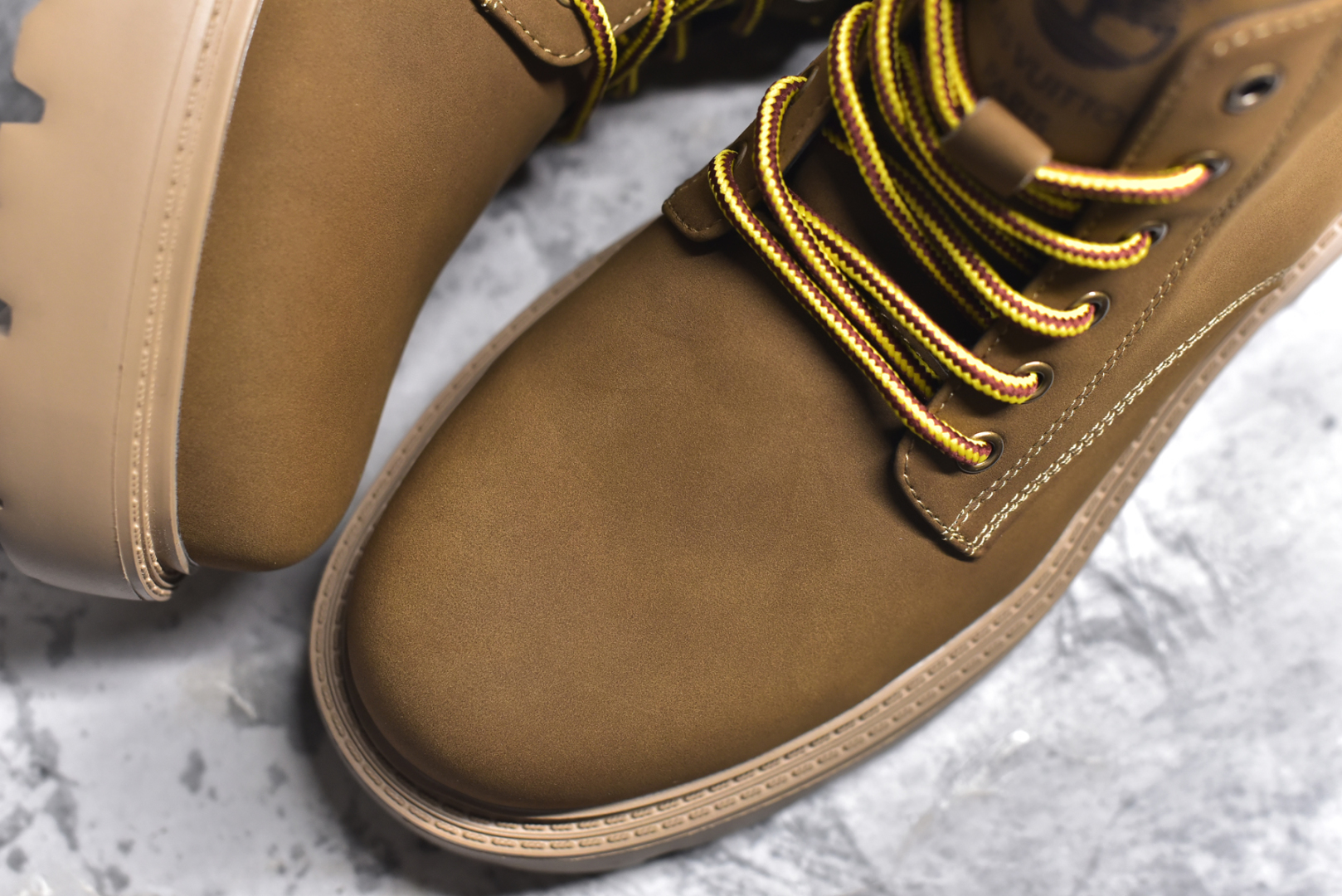 图片[8]-#LV x Timberland LV联名添柏岚大黄靴 顶奢流量品牌与时代经典的结合之作 #代购专供品质 高弹Modern 外置防滑橡塑发泡超轻大底 系带设计 穿脱十分方便 采用TPU模压定型真皮鞋面材质#EVA轻翼科技外底具有防滑,耐磨和良好的弹性 Pharrell Williams充分发挥了作为Louis Vuitton创意总监的角色 这款鞋重新定义了 6英寸大黄靴的经典设计 致敬1996年Grandmaster Flash经典黄靴造型 原厂五金鞋带扣 工艺全新升级 中山大厂代工 原单进口皮料 独立私模大底，正确logo， 原装一致头层磨砂皮 搭配经典老花领口 全新原厂包装鞋盒 市场独家供应 尺码：38-44（皮鞋码）-选品中心