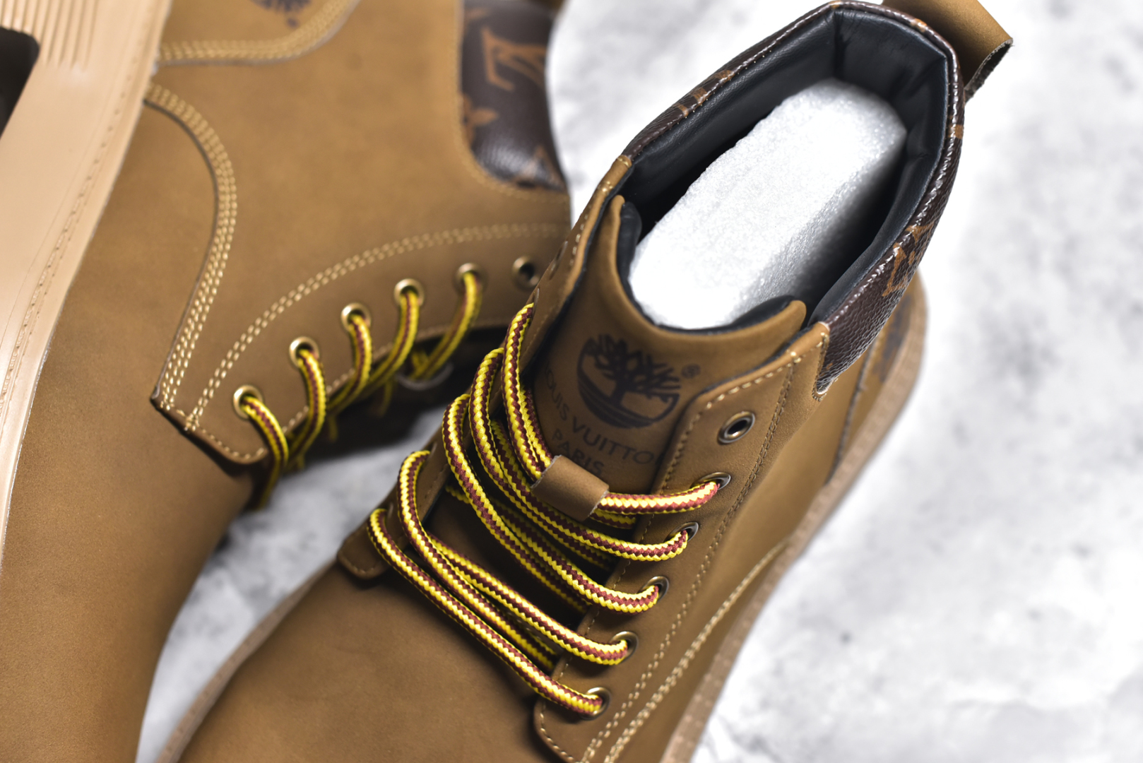 图片[9]-#LV x Timberland LV联名添柏岚大黄靴 顶奢流量品牌与时代经典的结合之作 #代购专供品质 高弹Modern 外置防滑橡塑发泡超轻大底 系带设计 穿脱十分方便 采用TPU模压定型真皮鞋面材质#EVA轻翼科技外底具有防滑,耐磨和良好的弹性 Pharrell Williams充分发挥了作为Louis Vuitton创意总监的角色 这款鞋重新定义了 6英寸大黄靴的经典设计 致敬1996年Grandmaster Flash经典黄靴造型 原厂五金鞋带扣 工艺全新升级 中山大厂代工 原单进口皮料 独立私模大底，正确logo， 原装一致头层磨砂皮 搭配经典老花领口 全新原厂包装鞋盒 市场独家供应 尺码：38-44（皮鞋码）-选品中心