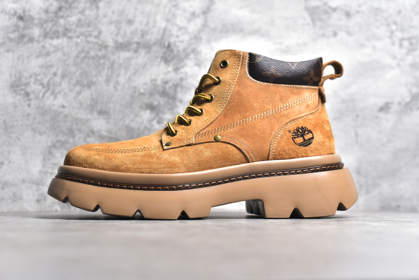 #LV x Timberland LV联名添柏岚大黄靴（内里加绒🔥保暖锁热）今年冬季防寒必备 顶奢流量品牌与时代经典的结合之作 #代购专供品质 高弹Modern 外置防滑橡塑发泡超轻大底 系带设计 穿脱十分方便 采用TPU模压定型真皮鞋面材质#EVA轻翼科技外底具有防滑,耐磨和良好的弹性 Pharrell Williams充分发挥了作为Louis Vuitton创意总监的角色 这款鞋重新定义了 6英寸大黄靴的经典设计 致敬1996年Grandmaster Flash经典黄靴造型 原厂五金鞋带扣 工艺全新升级 中山大厂代工 原单进口皮料 独立私模大底，正确logo， 原装一致头层磨砂皮 搭配经典老花领口 全新原厂包装鞋盒 市场独家供应 尺码：38-44（皮鞋码）-选品中心