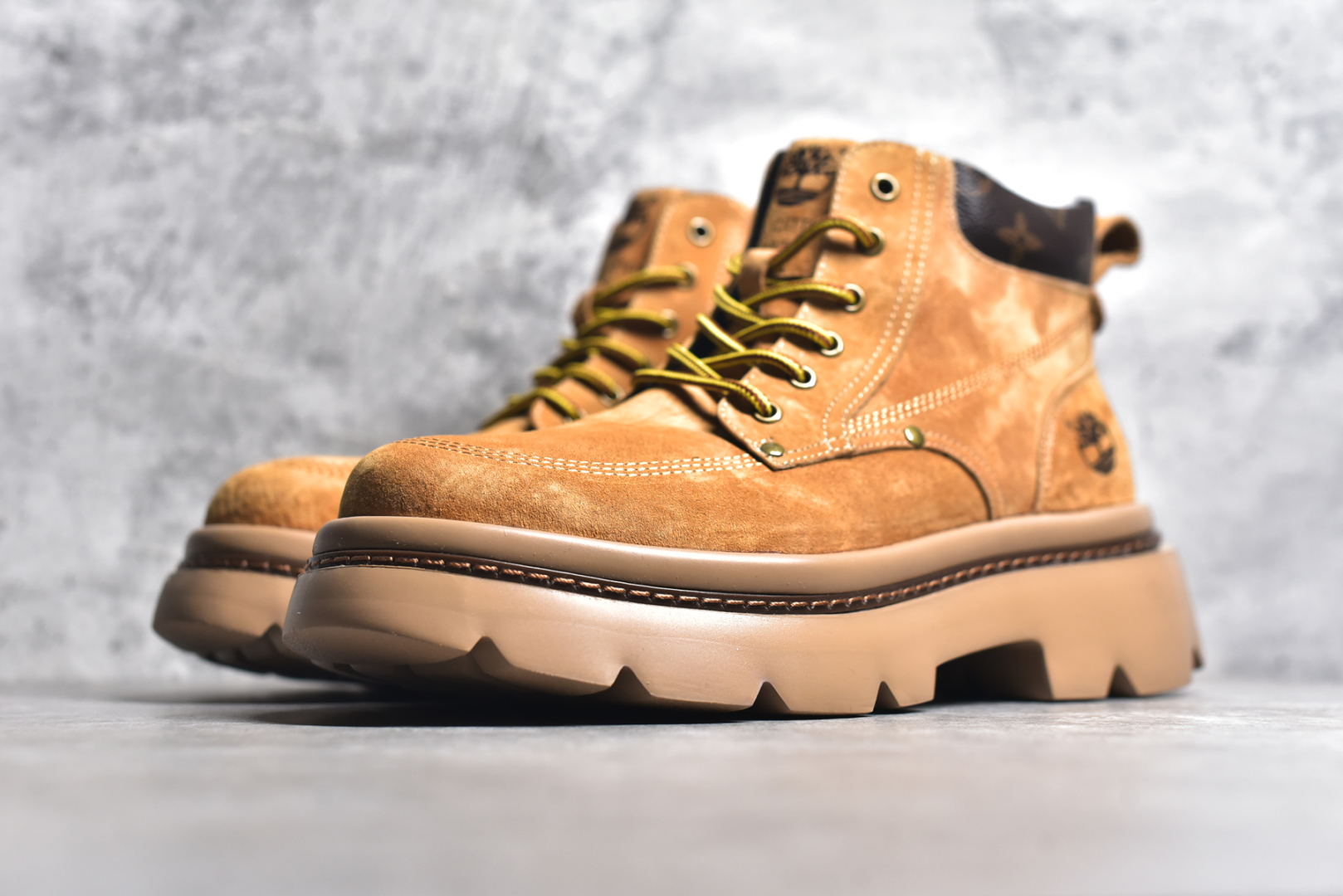 图片[2]-#LV x Timberland LV联名添柏岚大黄靴（内里加绒🔥保暖锁热）今年冬季防寒必备 顶奢流量品牌与时代经典的结合之作 #代购专供品质 高弹Modern 外置防滑橡塑发泡超轻大底 系带设计 穿脱十分方便 采用TPU模压定型真皮鞋面材质#EVA轻翼科技外底具有防滑,耐磨和良好的弹性 Pharrell Williams充分发挥了作为Louis Vuitton创意总监的角色 这款鞋重新定义了 6英寸大黄靴的经典设计 致敬1996年Grandmaster Flash经典黄靴造型 原厂五金鞋带扣 工艺全新升级 中山大厂代工 原单进口皮料 独立私模大底，正确logo， 原装一致头层磨砂皮 搭配经典老花领口 全新原厂包装鞋盒 市场独家供应 尺码：38-44（皮鞋码）-选品中心