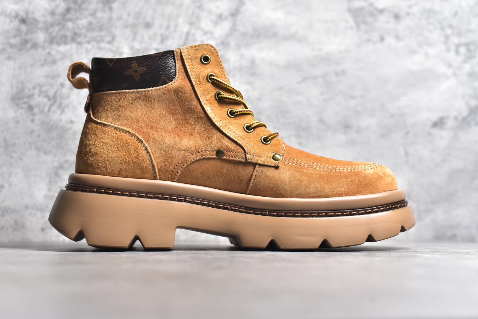 图片[3]-#LV x Timberland LV联名添柏岚大黄靴（内里加绒🔥保暖锁热）今年冬季防寒必备 顶奢流量品牌与时代经典的结合之作 #代购专供品质 高弹Modern 外置防滑橡塑发泡超轻大底 系带设计 穿脱十分方便 采用TPU模压定型真皮鞋面材质#EVA轻翼科技外底具有防滑,耐磨和良好的弹性 Pharrell Williams充分发挥了作为Louis Vuitton创意总监的角色 这款鞋重新定义了 6英寸大黄靴的经典设计 致敬1996年Grandmaster Flash经典黄靴造型 原厂五金鞋带扣 工艺全新升级 中山大厂代工 原单进口皮料 独立私模大底，正确logo， 原装一致头层磨砂皮 搭配经典老花领口 全新原厂包装鞋盒 市场独家供应 尺码：38-44（皮鞋码）-选品中心