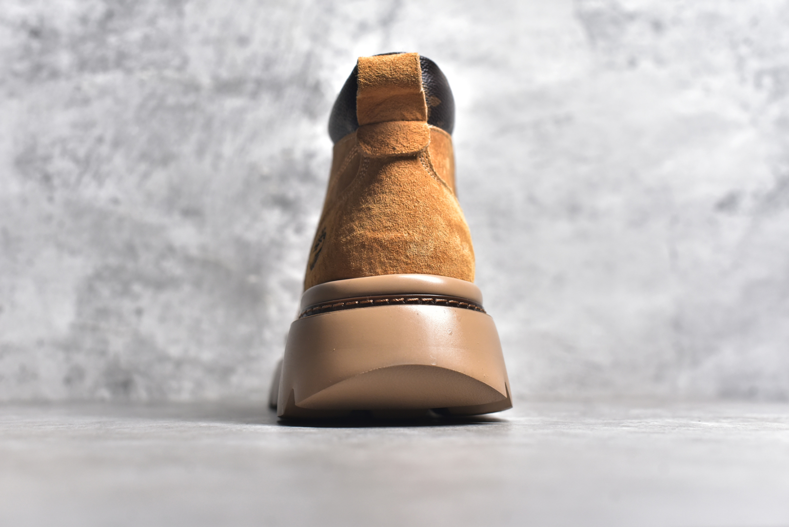 图片[5]-#LV x Timberland LV联名添柏岚大黄靴（内里加绒🔥保暖锁热）今年冬季防寒必备 顶奢流量品牌与时代经典的结合之作 #代购专供品质 高弹Modern 外置防滑橡塑发泡超轻大底 系带设计 穿脱十分方便 采用TPU模压定型真皮鞋面材质#EVA轻翼科技外底具有防滑,耐磨和良好的弹性 Pharrell Williams充分发挥了作为Louis Vuitton创意总监的角色 这款鞋重新定义了 6英寸大黄靴的经典设计 致敬1996年Grandmaster Flash经典黄靴造型 原厂五金鞋带扣 工艺全新升级 中山大厂代工 原单进口皮料 独立私模大底，正确logo， 原装一致头层磨砂皮 搭配经典老花领口 全新原厂包装鞋盒 市场独家供应 尺码：38-44（皮鞋码）-选品中心