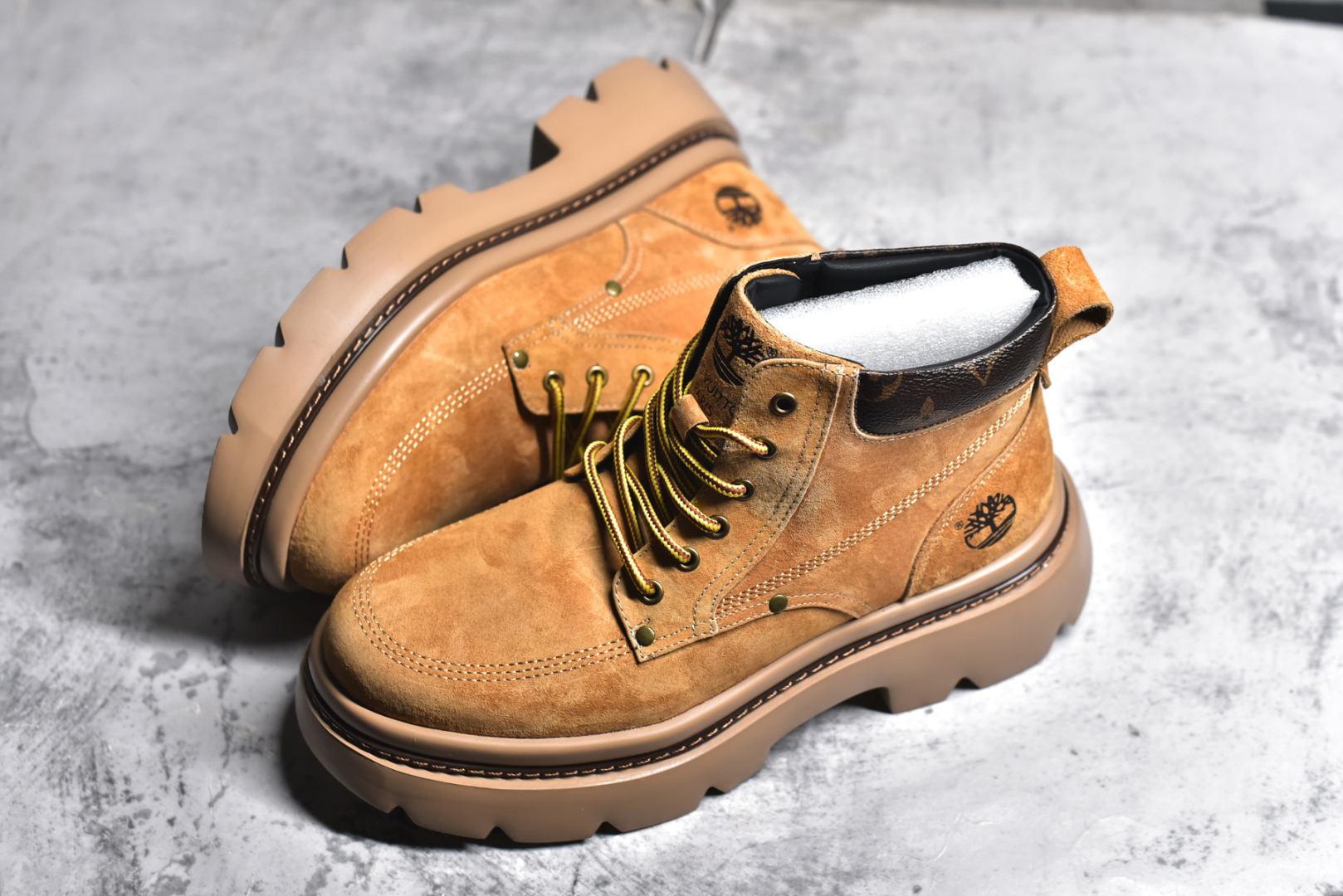 图片[7]-#LV x Timberland LV联名添柏岚大黄靴（内里加绒🔥保暖锁热）今年冬季防寒必备 顶奢流量品牌与时代经典的结合之作 #代购专供品质 高弹Modern 外置防滑橡塑发泡超轻大底 系带设计 穿脱十分方便 采用TPU模压定型真皮鞋面材质#EVA轻翼科技外底具有防滑,耐磨和良好的弹性 Pharrell Williams充分发挥了作为Louis Vuitton创意总监的角色 这款鞋重新定义了 6英寸大黄靴的经典设计 致敬1996年Grandmaster Flash经典黄靴造型 原厂五金鞋带扣 工艺全新升级 中山大厂代工 原单进口皮料 独立私模大底，正确logo， 原装一致头层磨砂皮 搭配经典老花领口 全新原厂包装鞋盒 市场独家供应 尺码：38-44（皮鞋码）-选品中心