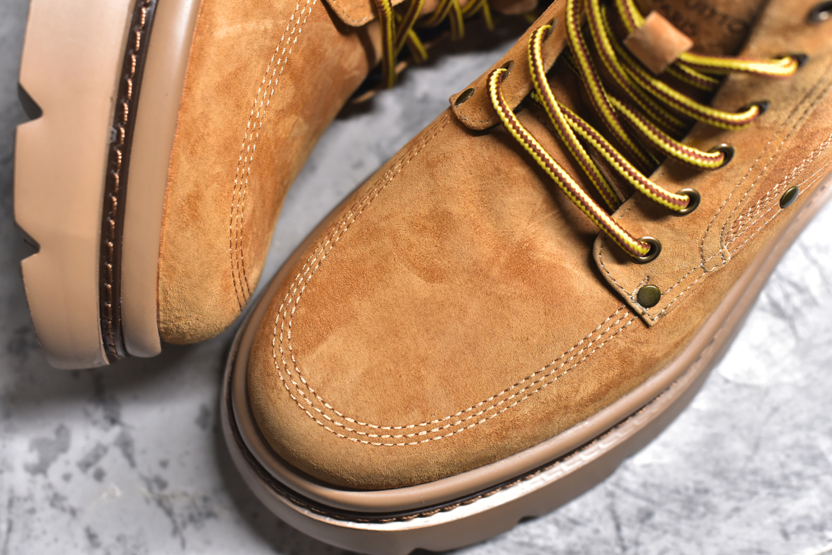图片[8]-#LV x Timberland LV联名添柏岚大黄靴（内里加绒🔥保暖锁热）今年冬季防寒必备 顶奢流量品牌与时代经典的结合之作 #代购专供品质 高弹Modern 外置防滑橡塑发泡超轻大底 系带设计 穿脱十分方便 采用TPU模压定型真皮鞋面材质#EVA轻翼科技外底具有防滑,耐磨和良好的弹性 Pharrell Williams充分发挥了作为Louis Vuitton创意总监的角色 这款鞋重新定义了 6英寸大黄靴的经典设计 致敬1996年Grandmaster Flash经典黄靴造型 原厂五金鞋带扣 工艺全新升级 中山大厂代工 原单进口皮料 独立私模大底，正确logo， 原装一致头层磨砂皮 搭配经典老花领口 全新原厂包装鞋盒 市场独家供应 尺码：38-44（皮鞋码）-选品中心