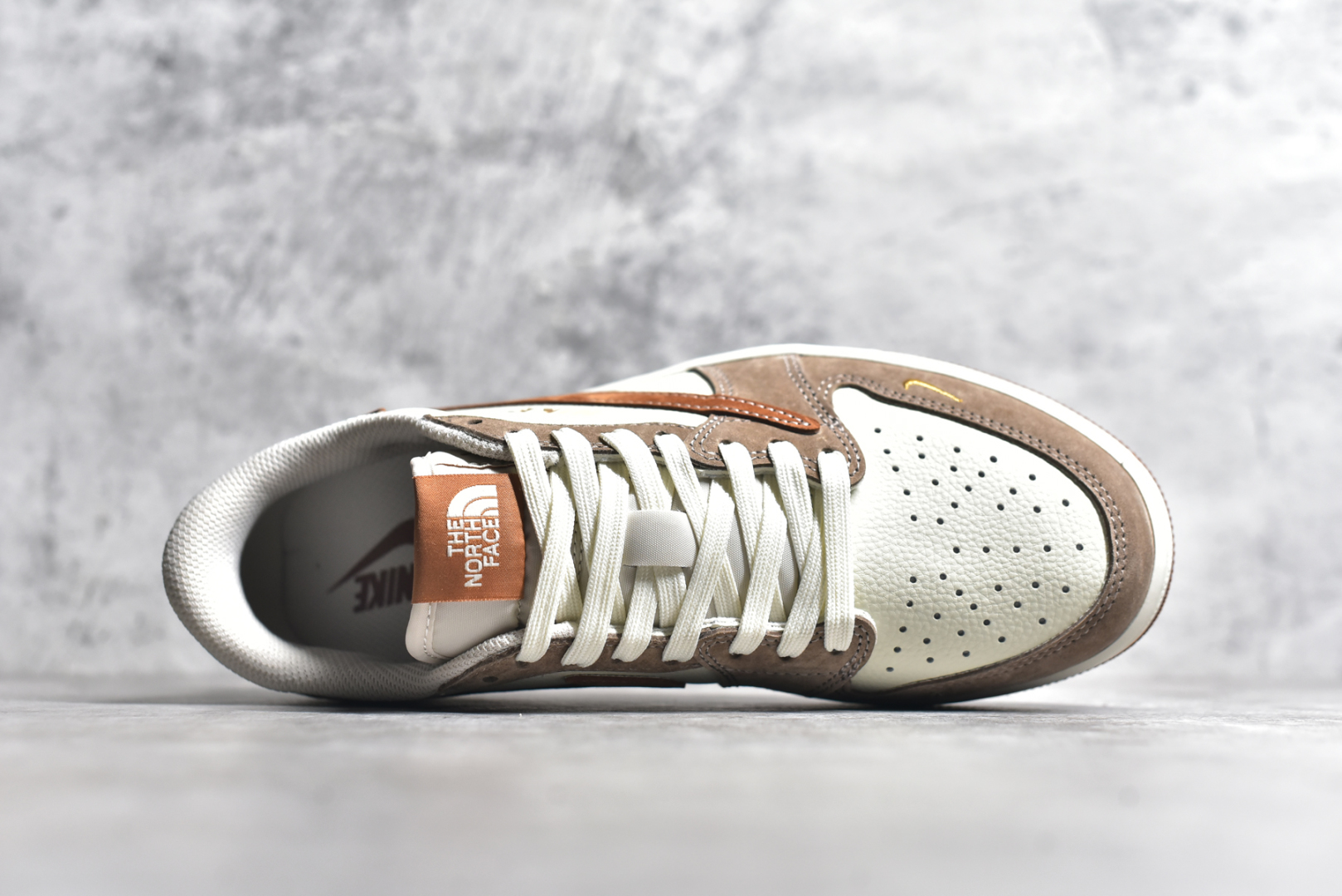 图片[4]-#Travis Scott x Fragment Design x Air Jordan 1 Low OG SP AJ1 乔1 北面联名 摩卡金 低帮文化休闲板鞋 DM7866-040 #多方联名合作融合了Travis Scott 独特的音乐风格，藤原浩个性的设计风格以及Jordan品牌的经典元素 使其成为一双具有独特身份和价值的鞋子 清新而立体的外观加上联名标识更突出了其独特身份 这种配色方案显示出活力和时尚感 在视觉上引人注目 鞋身的质感和细腻的细节处理使其显得高端而格调十足 这款“倒钩”联名是设计与创意完美结合 融合多方的个性风格是一款备受瞩目的潮流鞋款 尺码：36 36.5 37.5 38 38.5 39 40 40.5 41 42 42.5 43 44 44.5 45-选品中心