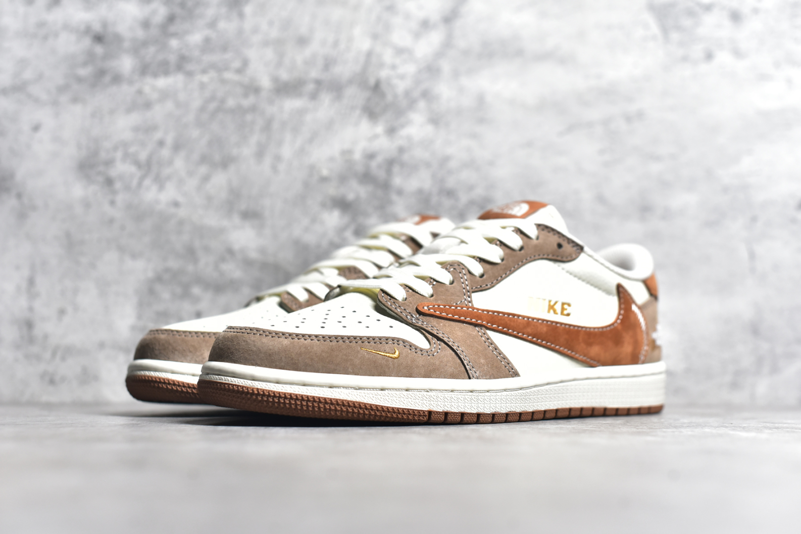 图片[2]-#Travis Scott x Fragment Design x Air Jordan 1 Low OG SP AJ1 乔1 北面联名 摩卡金 低帮文化休闲板鞋 DM7866-040 #多方联名合作融合了Travis Scott 独特的音乐风格，藤原浩个性的设计风格以及Jordan品牌的经典元素 使其成为一双具有独特身份和价值的鞋子 清新而立体的外观加上联名标识更突出了其独特身份 这种配色方案显示出活力和时尚感 在视觉上引人注目 鞋身的质感和细腻的细节处理使其显得高端而格调十足 这款“倒钩”联名是设计与创意完美结合 融合多方的个性风格是一款备受瞩目的潮流鞋款 尺码：36 36.5 37.5 38 38.5 39 40 40.5 41 42 42.5 43 44 44.5 45-选品中心