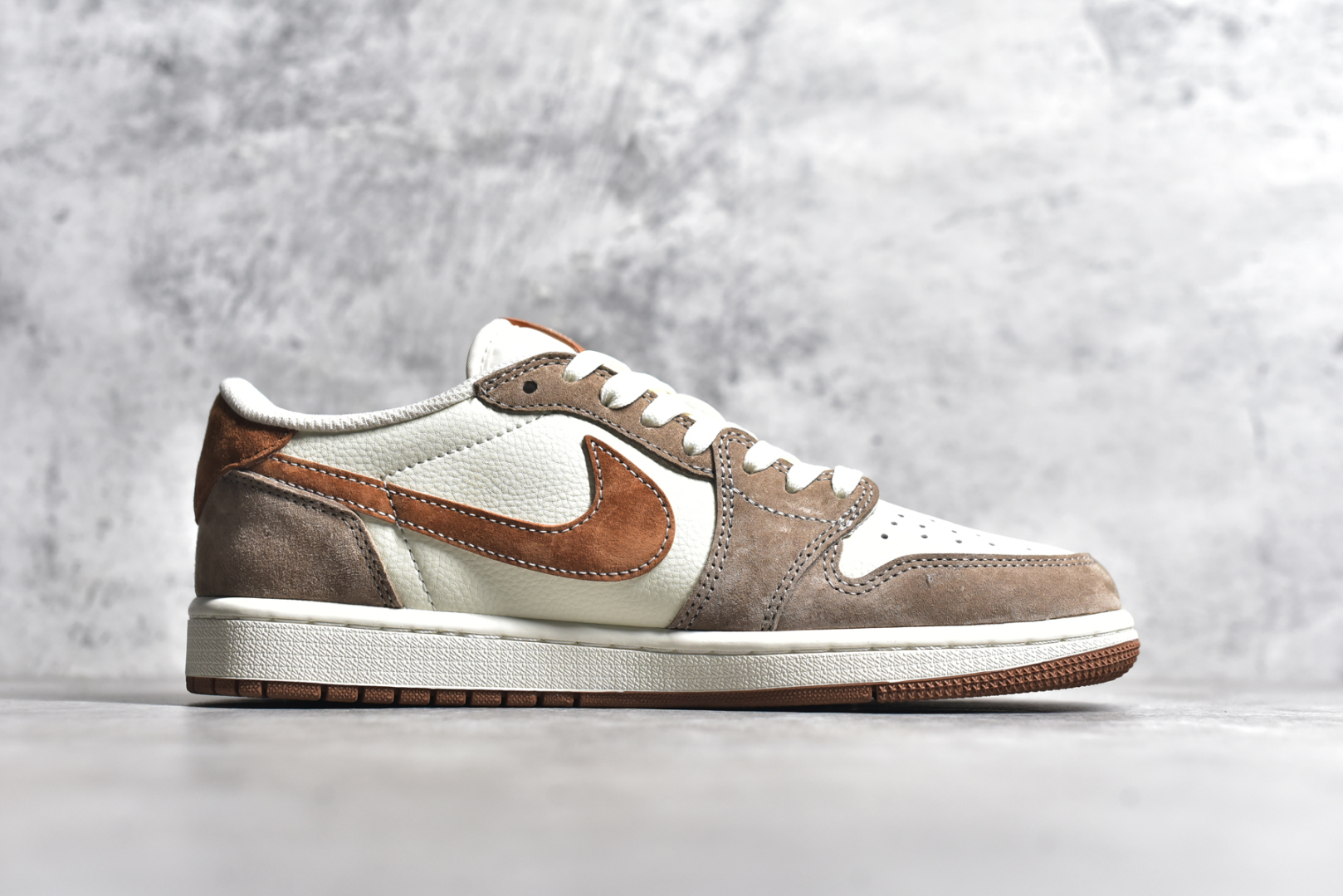 图片[3]-#Travis Scott x Fragment Design x Air Jordan 1 Low OG SP AJ1 乔1 北面联名 摩卡金 低帮文化休闲板鞋 DM7866-040 #多方联名合作融合了Travis Scott 独特的音乐风格，藤原浩个性的设计风格以及Jordan品牌的经典元素 使其成为一双具有独特身份和价值的鞋子 清新而立体的外观加上联名标识更突出了其独特身份 这种配色方案显示出活力和时尚感 在视觉上引人注目 鞋身的质感和细腻的细节处理使其显得高端而格调十足 这款“倒钩”联名是设计与创意完美结合 融合多方的个性风格是一款备受瞩目的潮流鞋款 尺码：36 36.5 37.5 38 38.5 39 40 40.5 41 42 42.5 43 44 44.5 45-选品中心