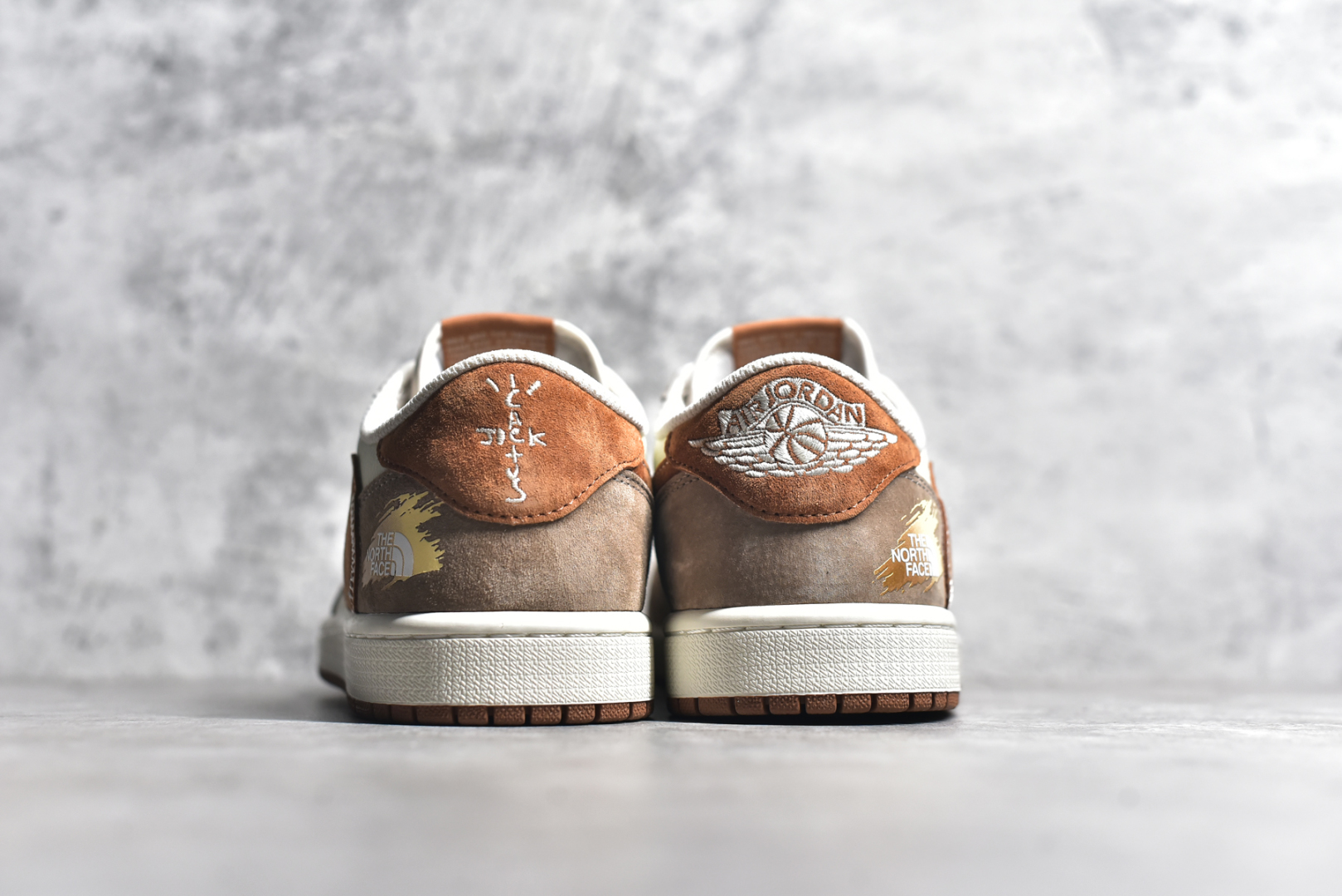 图片[5]-#Travis Scott x Fragment Design x Air Jordan 1 Low OG SP AJ1 乔1 北面联名 摩卡金 低帮文化休闲板鞋 DM7866-040 #多方联名合作融合了Travis Scott 独特的音乐风格，藤原浩个性的设计风格以及Jordan品牌的经典元素 使其成为一双具有独特身份和价值的鞋子 清新而立体的外观加上联名标识更突出了其独特身份 这种配色方案显示出活力和时尚感 在视觉上引人注目 鞋身的质感和细腻的细节处理使其显得高端而格调十足 这款“倒钩”联名是设计与创意完美结合 融合多方的个性风格是一款备受瞩目的潮流鞋款 尺码：36 36.5 37.5 38 38.5 39 40 40.5 41 42 42.5 43 44 44.5 45-选品中心