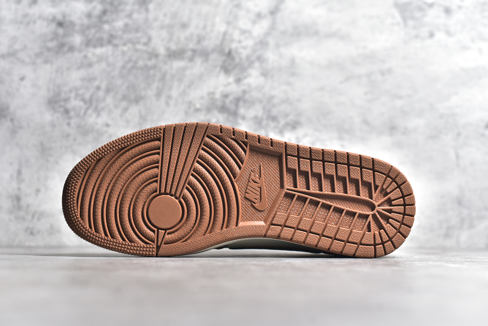 图片[6]-#Travis Scott x Fragment Design x Air Jordan 1 Low OG SP AJ1 乔1 北面联名 摩卡金 低帮文化休闲板鞋 DM7866-040 #多方联名合作融合了Travis Scott 独特的音乐风格，藤原浩个性的设计风格以及Jordan品牌的经典元素 使其成为一双具有独特身份和价值的鞋子 清新而立体的外观加上联名标识更突出了其独特身份 这种配色方案显示出活力和时尚感 在视觉上引人注目 鞋身的质感和细腻的细节处理使其显得高端而格调十足 这款“倒钩”联名是设计与创意完美结合 融合多方的个性风格是一款备受瞩目的潮流鞋款 尺码：36 36.5 37.5 38 38.5 39 40 40.5 41 42 42.5 43 44 44.5 45-选品中心