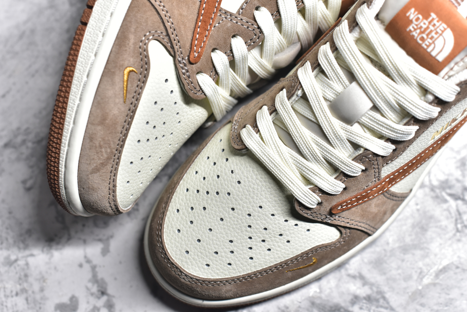 图片[8]-#Travis Scott x Fragment Design x Air Jordan 1 Low OG SP AJ1 乔1 北面联名 摩卡金 低帮文化休闲板鞋 DM7866-040 #多方联名合作融合了Travis Scott 独特的音乐风格，藤原浩个性的设计风格以及Jordan品牌的经典元素 使其成为一双具有独特身份和价值的鞋子 清新而立体的外观加上联名标识更突出了其独特身份 这种配色方案显示出活力和时尚感 在视觉上引人注目 鞋身的质感和细腻的细节处理使其显得高端而格调十足 这款“倒钩”联名是设计与创意完美结合 融合多方的个性风格是一款备受瞩目的潮流鞋款 尺码：36 36.5 37.5 38 38.5 39 40 40.5 41 42 42.5 43 44 44.5 45-选品中心