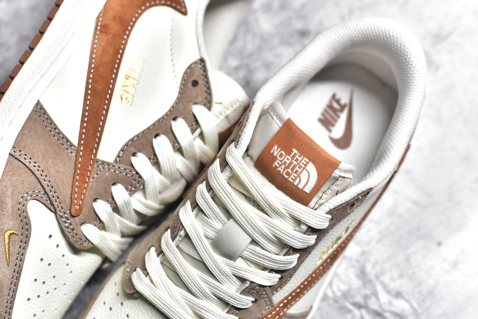 图片[9]-#Travis Scott x Fragment Design x Air Jordan 1 Low OG SP AJ1 乔1 北面联名 摩卡金 低帮文化休闲板鞋 DM7866-040 #多方联名合作融合了Travis Scott 独特的音乐风格，藤原浩个性的设计风格以及Jordan品牌的经典元素 使其成为一双具有独特身份和价值的鞋子 清新而立体的外观加上联名标识更突出了其独特身份 这种配色方案显示出活力和时尚感 在视觉上引人注目 鞋身的质感和细腻的细节处理使其显得高端而格调十足 这款“倒钩”联名是设计与创意完美结合 融合多方的个性风格是一款备受瞩目的潮流鞋款 尺码：36 36.5 37.5 38 38.5 39 40 40.5 41 42 42.5 43 44 44.5 45-选品中心