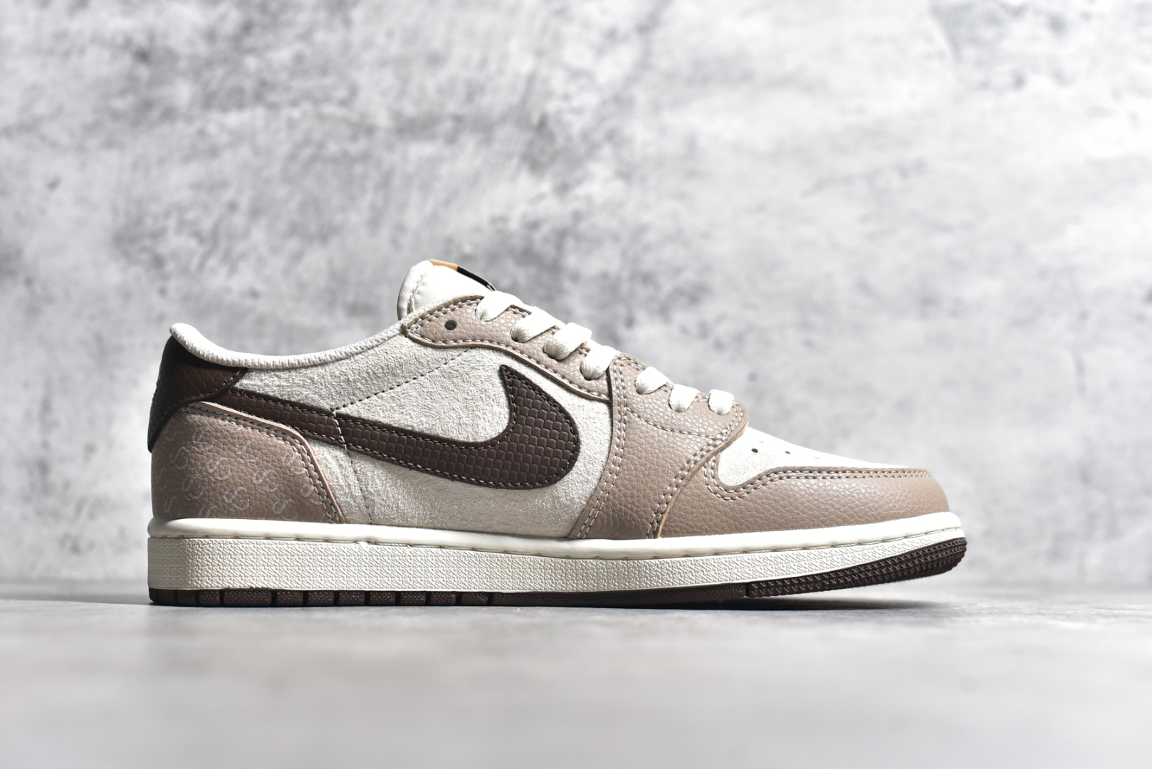 图片[3]-#Travis Scott x Fragment Design x Air Jordan 1 Low OG SP AJ1 乔1 迪奥联名蛇年限定 棕蛇纹 低帮文化休闲板鞋 DM7866-074 #多方联名合作融合了Travis Scott 独特的音乐风格，藤原浩个性的设计风格以及Jordan品牌的经典元素 使其成为一双具有独特身份和价值的鞋子 清新而立体的外观加上联名标识更突出了其独特身份 这种配色方案显示出活力和时尚感 在视觉上引人注目 鞋身的质感和细腻的细节处理使其显得高端而格调十足 这款“倒钩”联名是设计与创意完美结合 融合多方的个性风格是一款备受瞩目的潮流鞋款 尺码：36 36.5 37.5 38 38.5 39 40 40.5 41 42 42.5 43 44 44.5 45-选品中心