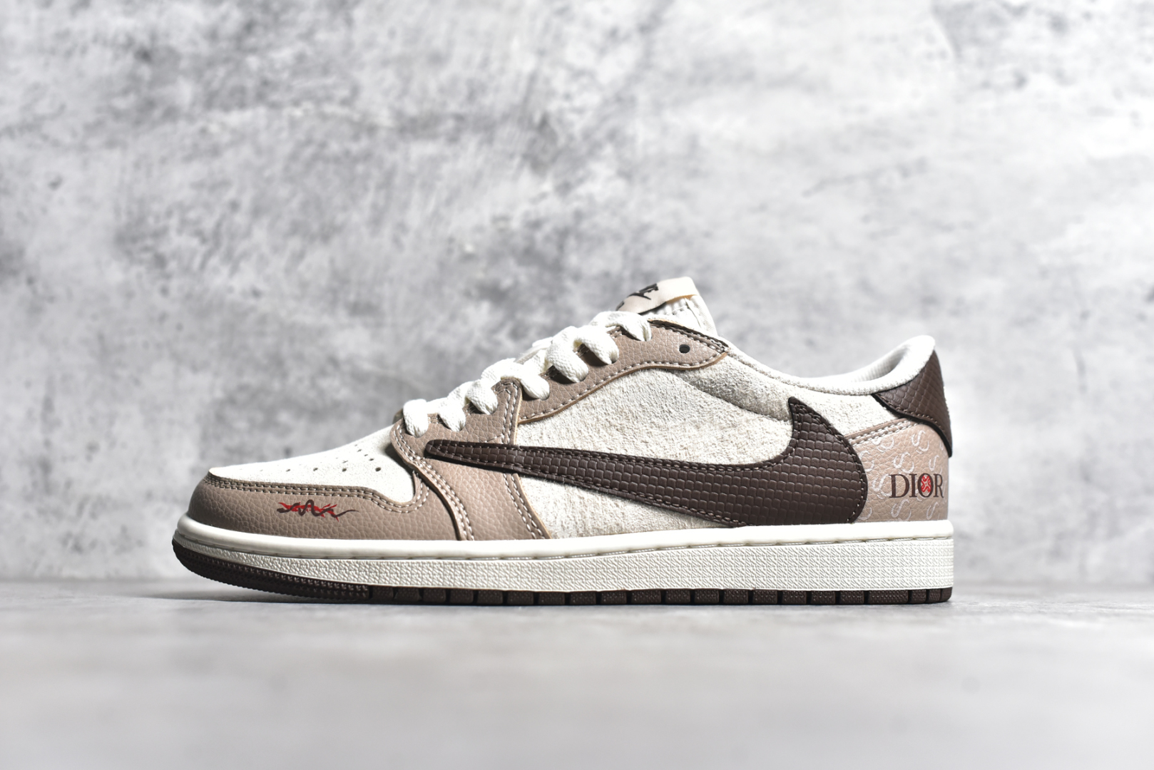 #Travis Scott x Fragment Design x Air Jordan 1 Low OG SP AJ1 乔1 迪奥联名蛇年限定 棕蛇纹 低帮文化休闲板鞋 DM7866-074 #多方联名合作融合了Travis Scott 独特的音乐风格，藤原浩个性的设计风格以及Jordan品牌的经典元素 使其成为一双具有独特身份和价值的鞋子 清新而立体的外观加上联名标识更突出了其独特身份 这种配色方案显示出活力和时尚感 在视觉上引人注目 鞋身的质感和细腻的细节处理使其显得高端而格调十足 这款“倒钩”联名是设计与创意完美结合 融合多方的个性风格是一款备受瞩目的潮流鞋款 尺码：36 36.5 37.5 38 38.5 39 40 40.5 41 42 42.5 43 44 44.5 45-选品中心