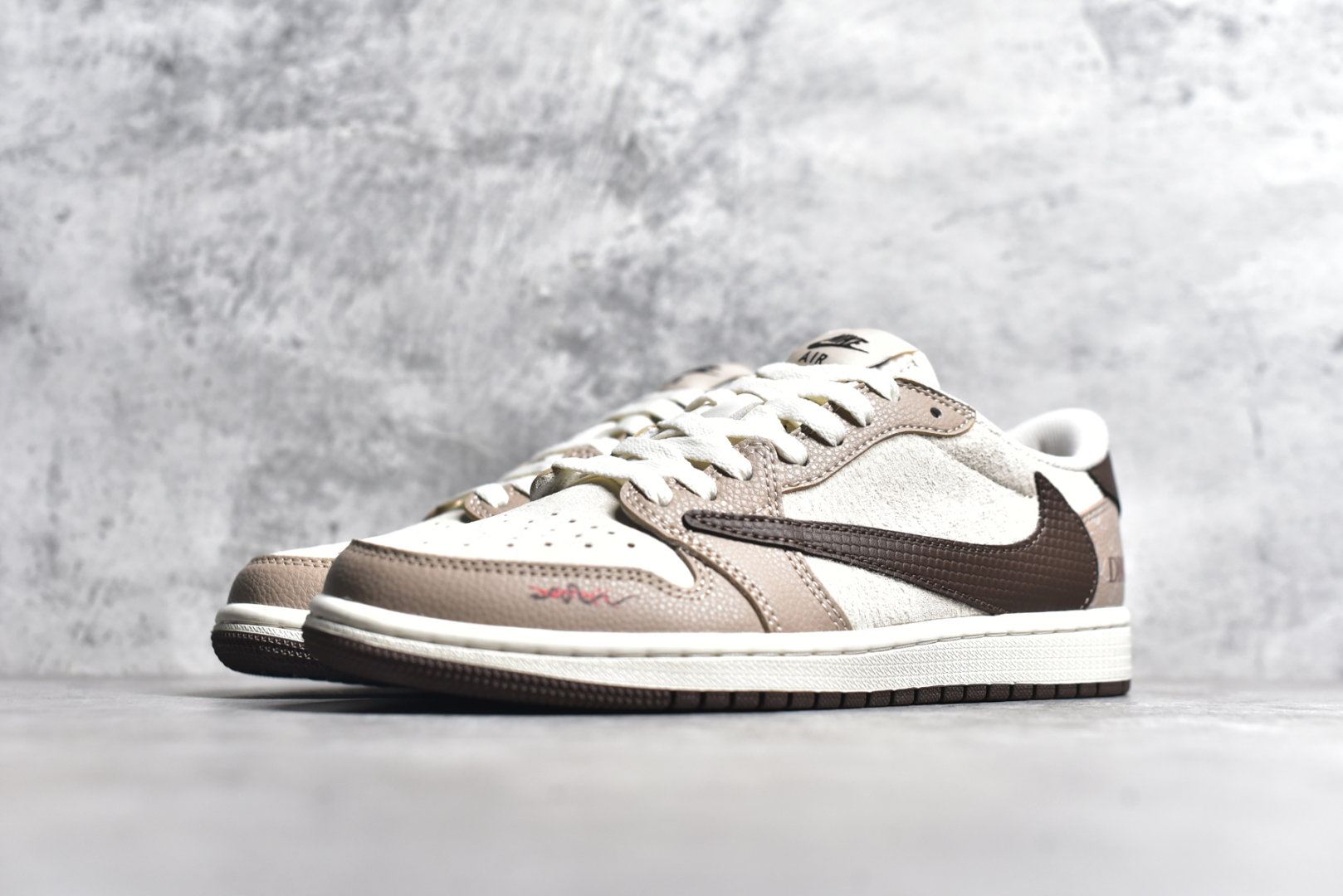 图片[2]-#Travis Scott x Fragment Design x Air Jordan 1 Low OG SP AJ1 乔1 迪奥联名蛇年限定 棕蛇纹 低帮文化休闲板鞋 DM7866-074 #多方联名合作融合了Travis Scott 独特的音乐风格，藤原浩个性的设计风格以及Jordan品牌的经典元素 使其成为一双具有独特身份和价值的鞋子 清新而立体的外观加上联名标识更突出了其独特身份 这种配色方案显示出活力和时尚感 在视觉上引人注目 鞋身的质感和细腻的细节处理使其显得高端而格调十足 这款“倒钩”联名是设计与创意完美结合 融合多方的个性风格是一款备受瞩目的潮流鞋款 尺码：36 36.5 37.5 38 38.5 39 40 40.5 41 42 42.5 43 44 44.5 45-选品中心