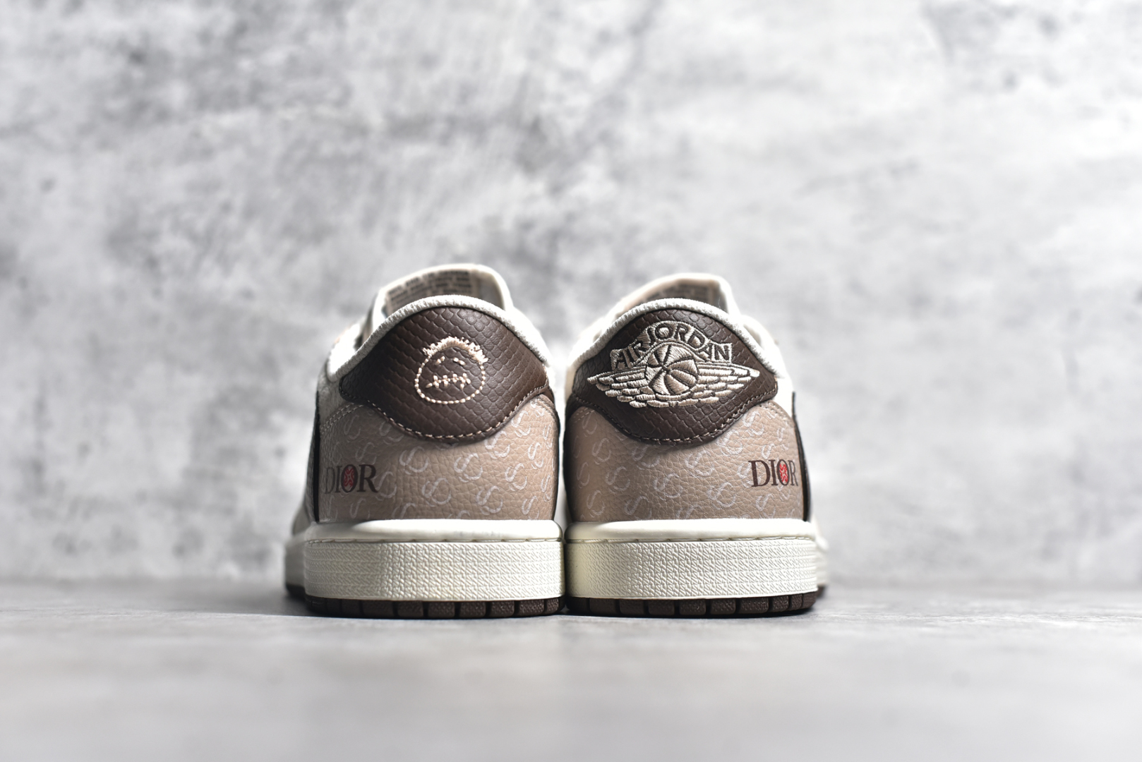 图片[5]-#Travis Scott x Fragment Design x Air Jordan 1 Low OG SP AJ1 乔1 迪奥联名蛇年限定 棕蛇纹 低帮文化休闲板鞋 DM7866-074 #多方联名合作融合了Travis Scott 独特的音乐风格，藤原浩个性的设计风格以及Jordan品牌的经典元素 使其成为一双具有独特身份和价值的鞋子 清新而立体的外观加上联名标识更突出了其独特身份 这种配色方案显示出活力和时尚感 在视觉上引人注目 鞋身的质感和细腻的细节处理使其显得高端而格调十足 这款“倒钩”联名是设计与创意完美结合 融合多方的个性风格是一款备受瞩目的潮流鞋款 尺码：36 36.5 37.5 38 38.5 39 40 40.5 41 42 42.5 43 44 44.5 45-选品中心