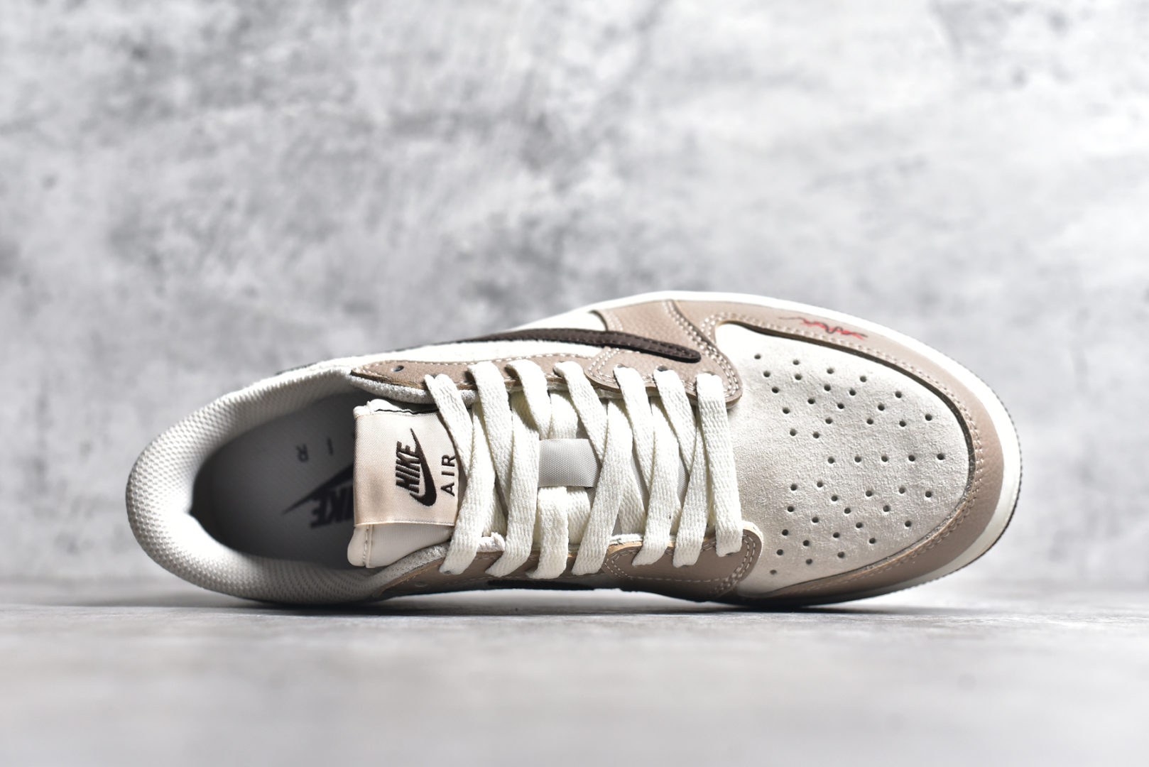 图片[4]-#Travis Scott x Fragment Design x Air Jordan 1 Low OG SP AJ1 乔1 迪奥联名蛇年限定 棕蛇纹 低帮文化休闲板鞋 DM7866-074 #多方联名合作融合了Travis Scott 独特的音乐风格，藤原浩个性的设计风格以及Jordan品牌的经典元素 使其成为一双具有独特身份和价值的鞋子 清新而立体的外观加上联名标识更突出了其独特身份 这种配色方案显示出活力和时尚感 在视觉上引人注目 鞋身的质感和细腻的细节处理使其显得高端而格调十足 这款“倒钩”联名是设计与创意完美结合 融合多方的个性风格是一款备受瞩目的潮流鞋款 尺码：36 36.5 37.5 38 38.5 39 40 40.5 41 42 42.5 43 44 44.5 45-选品中心