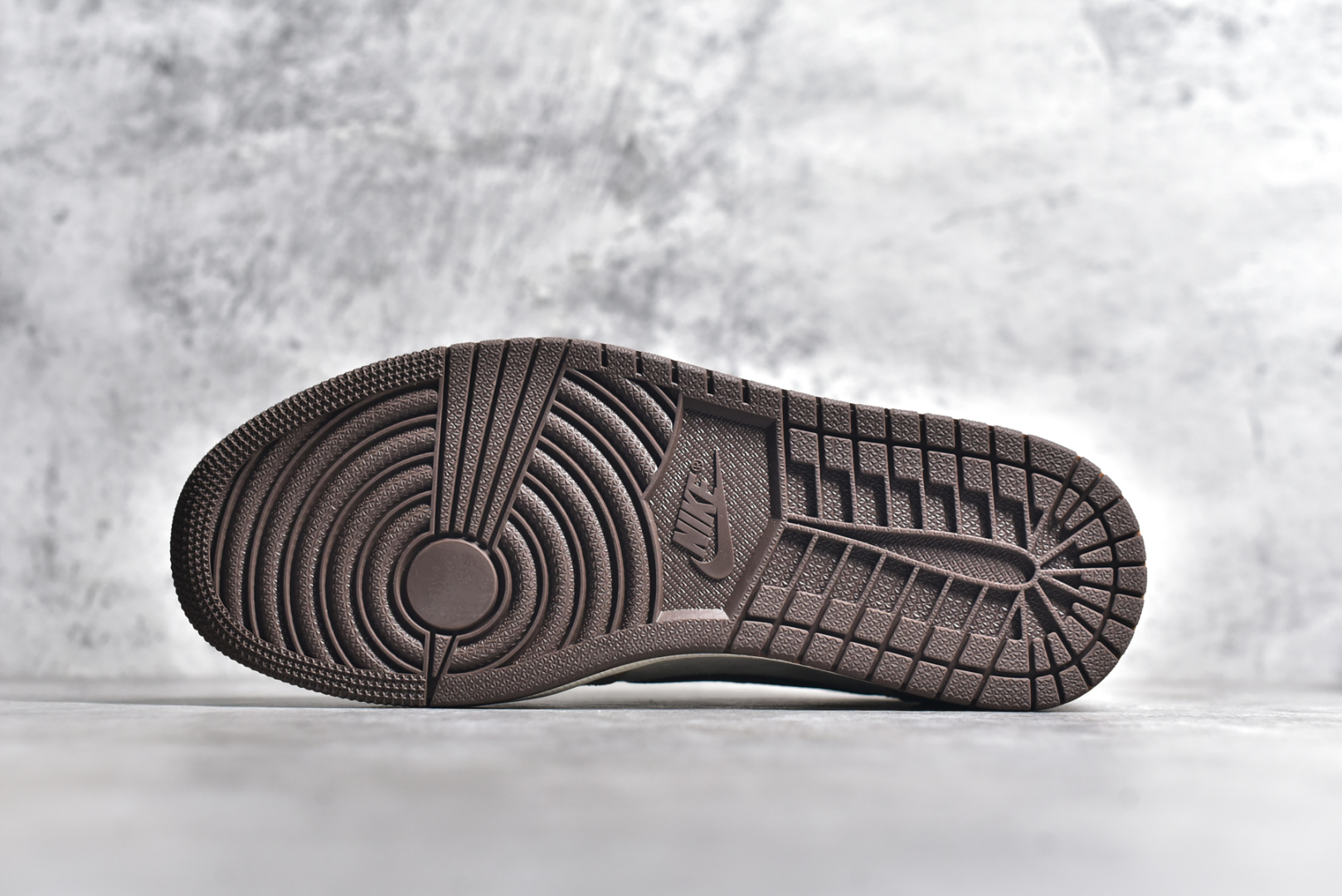 图片[6]-#Travis Scott x Fragment Design x Air Jordan 1 Low OG SP AJ1 乔1 迪奥联名蛇年限定 棕蛇纹 低帮文化休闲板鞋 DM7866-074 #多方联名合作融合了Travis Scott 独特的音乐风格，藤原浩个性的设计风格以及Jordan品牌的经典元素 使其成为一双具有独特身份和价值的鞋子 清新而立体的外观加上联名标识更突出了其独特身份 这种配色方案显示出活力和时尚感 在视觉上引人注目 鞋身的质感和细腻的细节处理使其显得高端而格调十足 这款“倒钩”联名是设计与创意完美结合 融合多方的个性风格是一款备受瞩目的潮流鞋款 尺码：36 36.5 37.5 38 38.5 39 40 40.5 41 42 42.5 43 44 44.5 45-选品中心