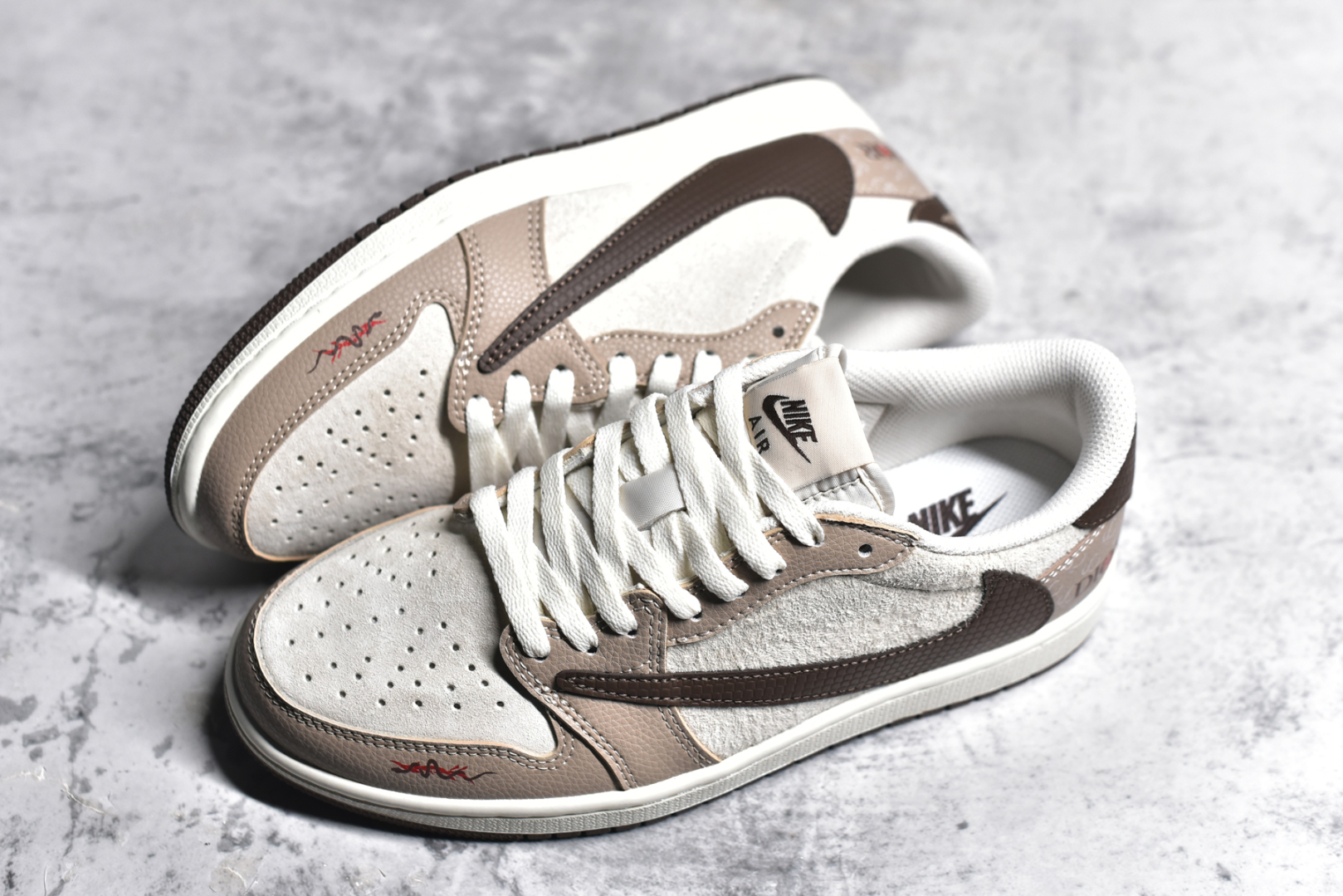 图片[7]-#Travis Scott x Fragment Design x Air Jordan 1 Low OG SP AJ1 乔1 迪奥联名蛇年限定 棕蛇纹 低帮文化休闲板鞋 DM7866-074 #多方联名合作融合了Travis Scott 独特的音乐风格，藤原浩个性的设计风格以及Jordan品牌的经典元素 使其成为一双具有独特身份和价值的鞋子 清新而立体的外观加上联名标识更突出了其独特身份 这种配色方案显示出活力和时尚感 在视觉上引人注目 鞋身的质感和细腻的细节处理使其显得高端而格调十足 这款“倒钩”联名是设计与创意完美结合 融合多方的个性风格是一款备受瞩目的潮流鞋款 尺码：36 36.5 37.5 38 38.5 39 40 40.5 41 42 42.5 43 44 44.5 45-选品中心