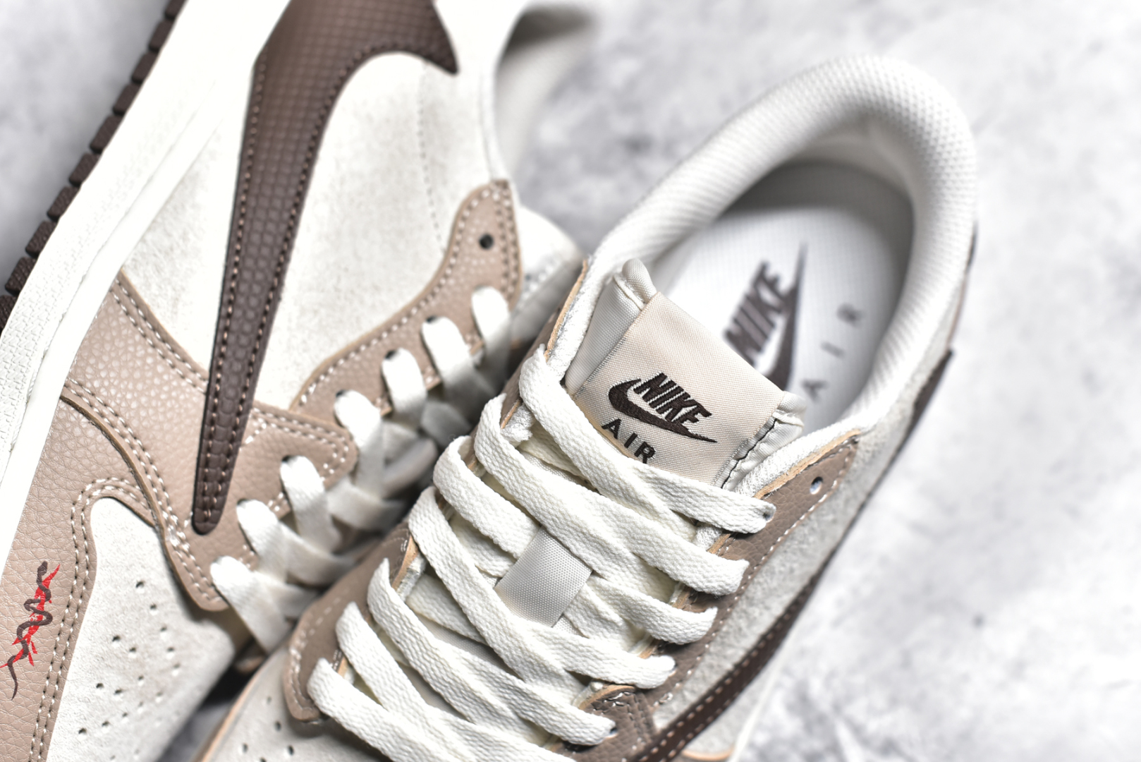 图片[9]-#Travis Scott x Fragment Design x Air Jordan 1 Low OG SP AJ1 乔1 迪奥联名蛇年限定 棕蛇纹 低帮文化休闲板鞋 DM7866-074 #多方联名合作融合了Travis Scott 独特的音乐风格，藤原浩个性的设计风格以及Jordan品牌的经典元素 使其成为一双具有独特身份和价值的鞋子 清新而立体的外观加上联名标识更突出了其独特身份 这种配色方案显示出活力和时尚感 在视觉上引人注目 鞋身的质感和细腻的细节处理使其显得高端而格调十足 这款“倒钩”联名是设计与创意完美结合 融合多方的个性风格是一款备受瞩目的潮流鞋款 尺码：36 36.5 37.5 38 38.5 39 40 40.5 41 42 42.5 43 44 44.5 45-选品中心