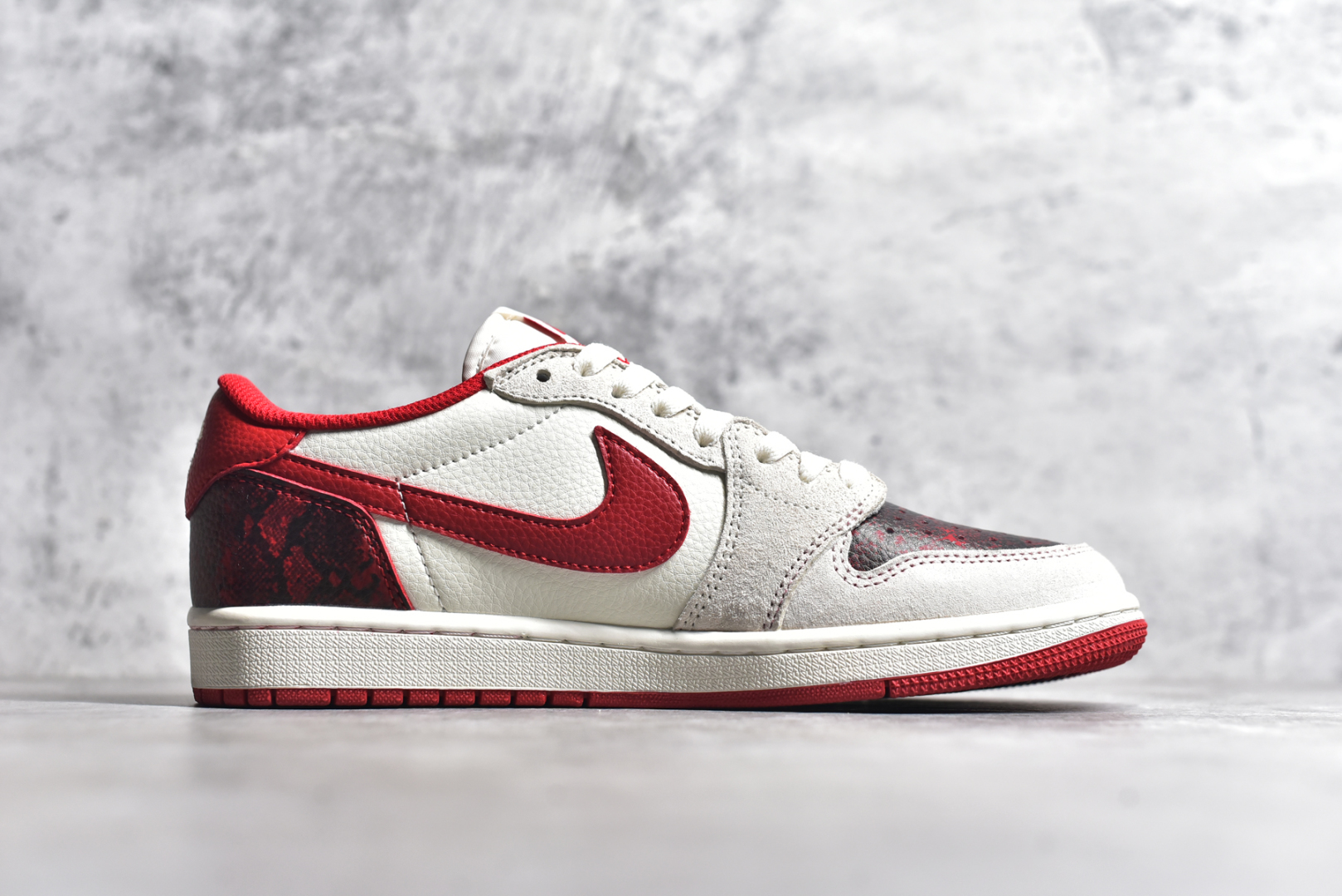 图片[3]-#Travis Scott x Fragment Design x Air Jordan 1 Low OG SP AJ1 乔1 Supreme联名 中国红 低帮文化休闲板鞋 DM7866-076 #多方联名合作融合了Travis Scott 独特的音乐风格，藤原浩个性的设计风格以及Jordan品牌的经典元素 使其成为一双具有独特身份和价值的鞋子 清新而立体的外观加上联名标识更突出了其独特身份 这种配色方案显示出活力和时尚感 在视觉上引人注目 鞋身的质感和细腻的细节处理使其显得高端而格调十足 这款“倒钩”联名是设计与创意完美结合 融合多方的个性风格是一款备受瞩目的潮流鞋款 尺码：36 36.5 37.5 38 38.5 39 40 40.5 41 42 42.5 43 44 44.5 45-选品中心