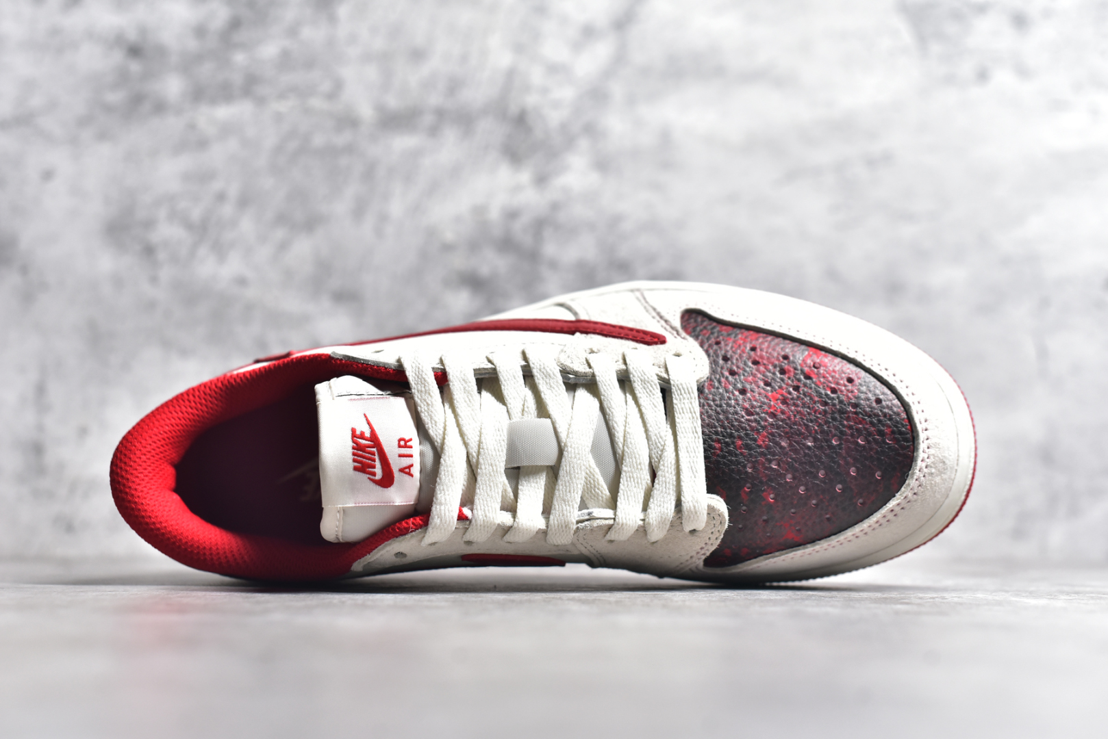 图片[4]-#Travis Scott x Fragment Design x Air Jordan 1 Low OG SP AJ1 乔1 Supreme联名 中国红 低帮文化休闲板鞋 DM7866-076 #多方联名合作融合了Travis Scott 独特的音乐风格，藤原浩个性的设计风格以及Jordan品牌的经典元素 使其成为一双具有独特身份和价值的鞋子 清新而立体的外观加上联名标识更突出了其独特身份 这种配色方案显示出活力和时尚感 在视觉上引人注目 鞋身的质感和细腻的细节处理使其显得高端而格调十足 这款“倒钩”联名是设计与创意完美结合 融合多方的个性风格是一款备受瞩目的潮流鞋款 尺码：36 36.5 37.5 38 38.5 39 40 40.5 41 42 42.5 43 44 44.5 45-选品中心