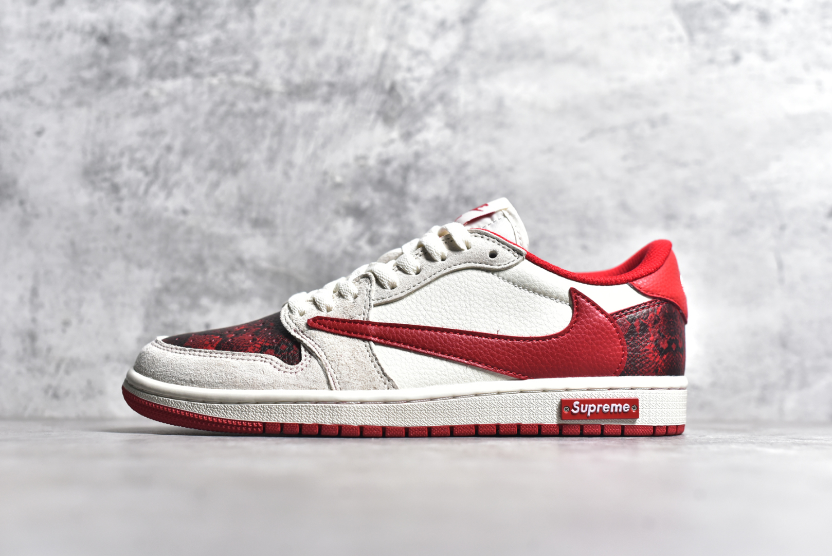#Travis Scott x Fragment Design x Air Jordan 1 Low OG SP AJ1 乔1 Supreme联名 中国红 低帮文化休闲板鞋 DM7866-076 #多方联名合作融合了Travis Scott 独特的音乐风格，藤原浩个性的设计风格以及Jordan品牌的经典元素 使其成为一双具有独特身份和价值的鞋子 清新而立体的外观加上联名标识更突出了其独特身份 这种配色方案显示出活力和时尚感 在视觉上引人注目 鞋身的质感和细腻的细节处理使其显得高端而格调十足 这款“倒钩”联名是设计与创意完美结合 融合多方的个性风格是一款备受瞩目的潮流鞋款 尺码：36 36.5 37.5 38 38.5 39 40 40.5 41 42 42.5 43 44 44.5 45-选品中心