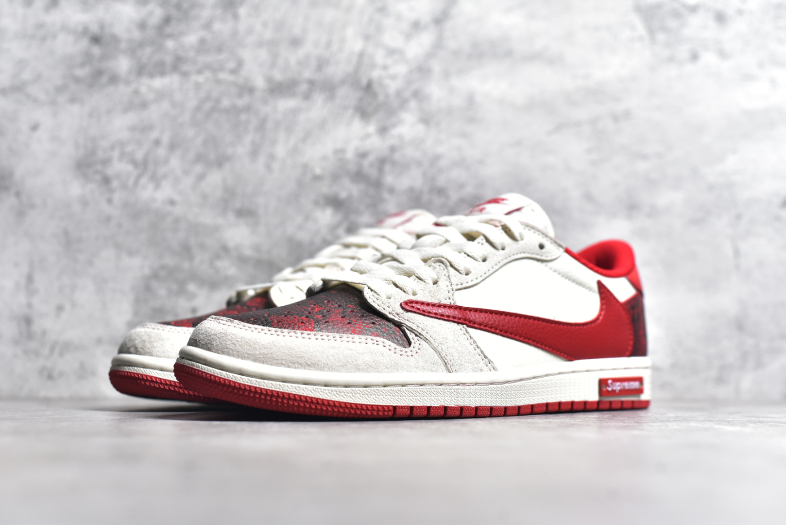 图片[2]-#Travis Scott x Fragment Design x Air Jordan 1 Low OG SP AJ1 乔1 Supreme联名 中国红 低帮文化休闲板鞋 DM7866-076 #多方联名合作融合了Travis Scott 独特的音乐风格，藤原浩个性的设计风格以及Jordan品牌的经典元素 使其成为一双具有独特身份和价值的鞋子 清新而立体的外观加上联名标识更突出了其独特身份 这种配色方案显示出活力和时尚感 在视觉上引人注目 鞋身的质感和细腻的细节处理使其显得高端而格调十足 这款“倒钩”联名是设计与创意完美结合 融合多方的个性风格是一款备受瞩目的潮流鞋款 尺码：36 36.5 37.5 38 38.5 39 40 40.5 41 42 42.5 43 44 44.5 45-选品中心