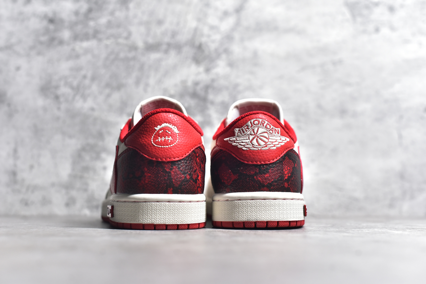 图片[5]-#Travis Scott x Fragment Design x Air Jordan 1 Low OG SP AJ1 乔1 Supreme联名 中国红 低帮文化休闲板鞋 DM7866-076 #多方联名合作融合了Travis Scott 独特的音乐风格，藤原浩个性的设计风格以及Jordan品牌的经典元素 使其成为一双具有独特身份和价值的鞋子 清新而立体的外观加上联名标识更突出了其独特身份 这种配色方案显示出活力和时尚感 在视觉上引人注目 鞋身的质感和细腻的细节处理使其显得高端而格调十足 这款“倒钩”联名是设计与创意完美结合 融合多方的个性风格是一款备受瞩目的潮流鞋款 尺码：36 36.5 37.5 38 38.5 39 40 40.5 41 42 42.5 43 44 44.5 45-选品中心